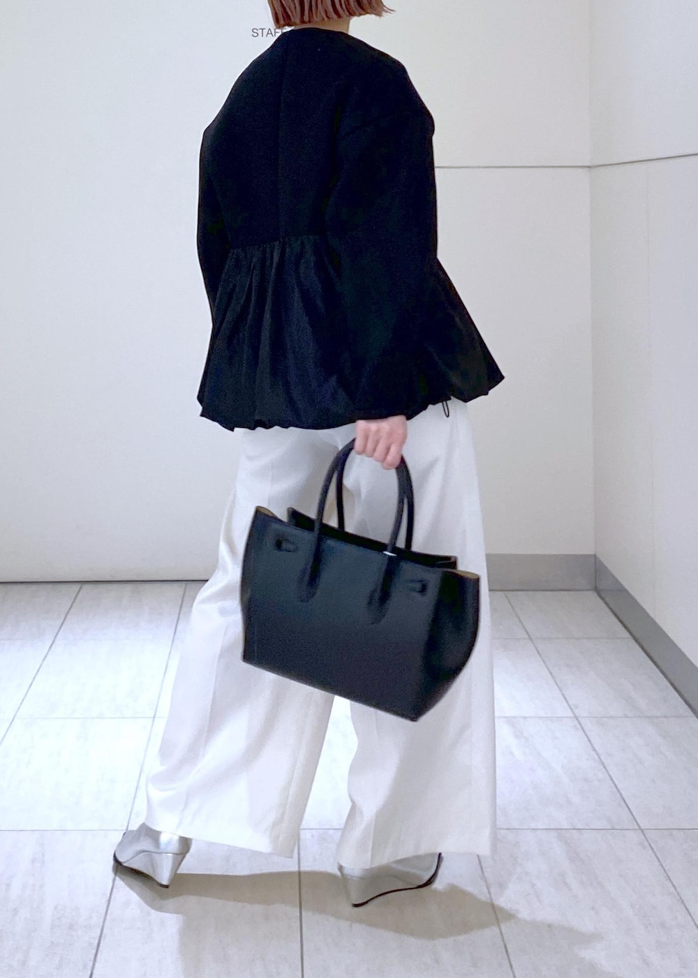 ホワイト系のその他パンツ、ブラック系のカーディガン/ボレロ、シルバー系のパンプスを着用したレディースの冬コーディネートの5枚目の写真