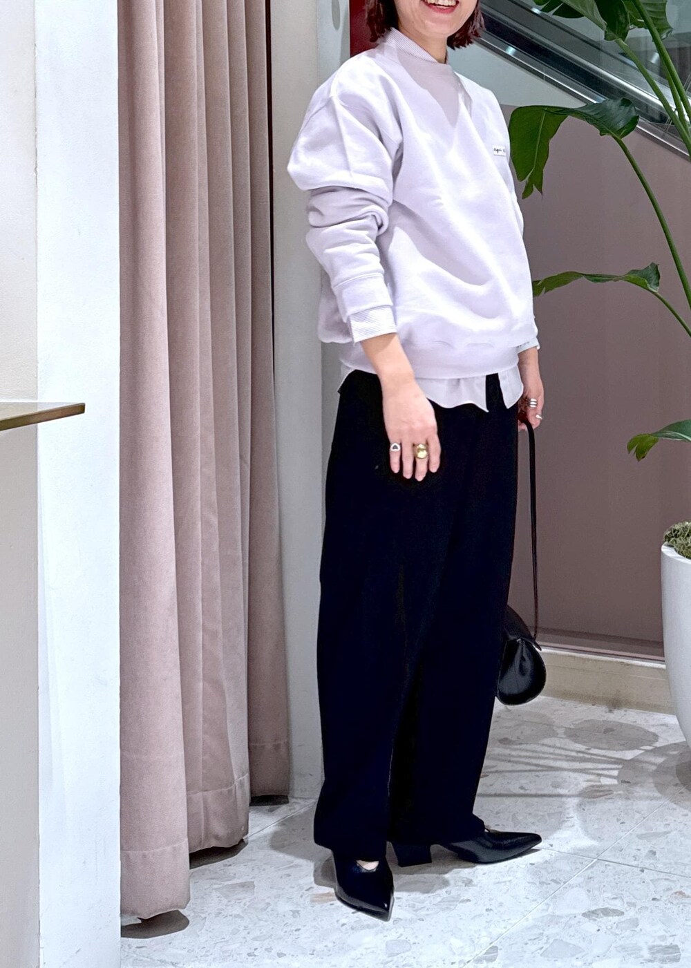 ブラック系のその他パンツ、ブラック系のショルダーバッグ、パープル系のスウェットを着用したレディースの冬コーディネートの8枚目の写真