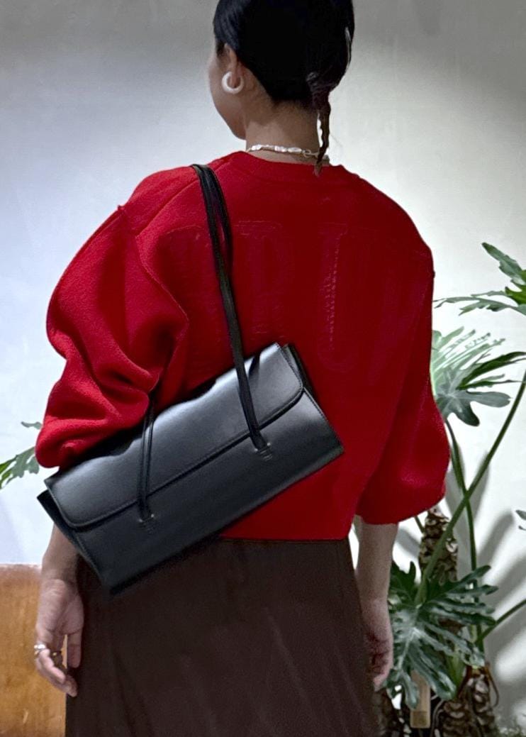 ブラック系のブーツ、ブラウン系のスカート、レッド系のニット/セーターを着用したレディースの秋コーディネートの9枚目の写真