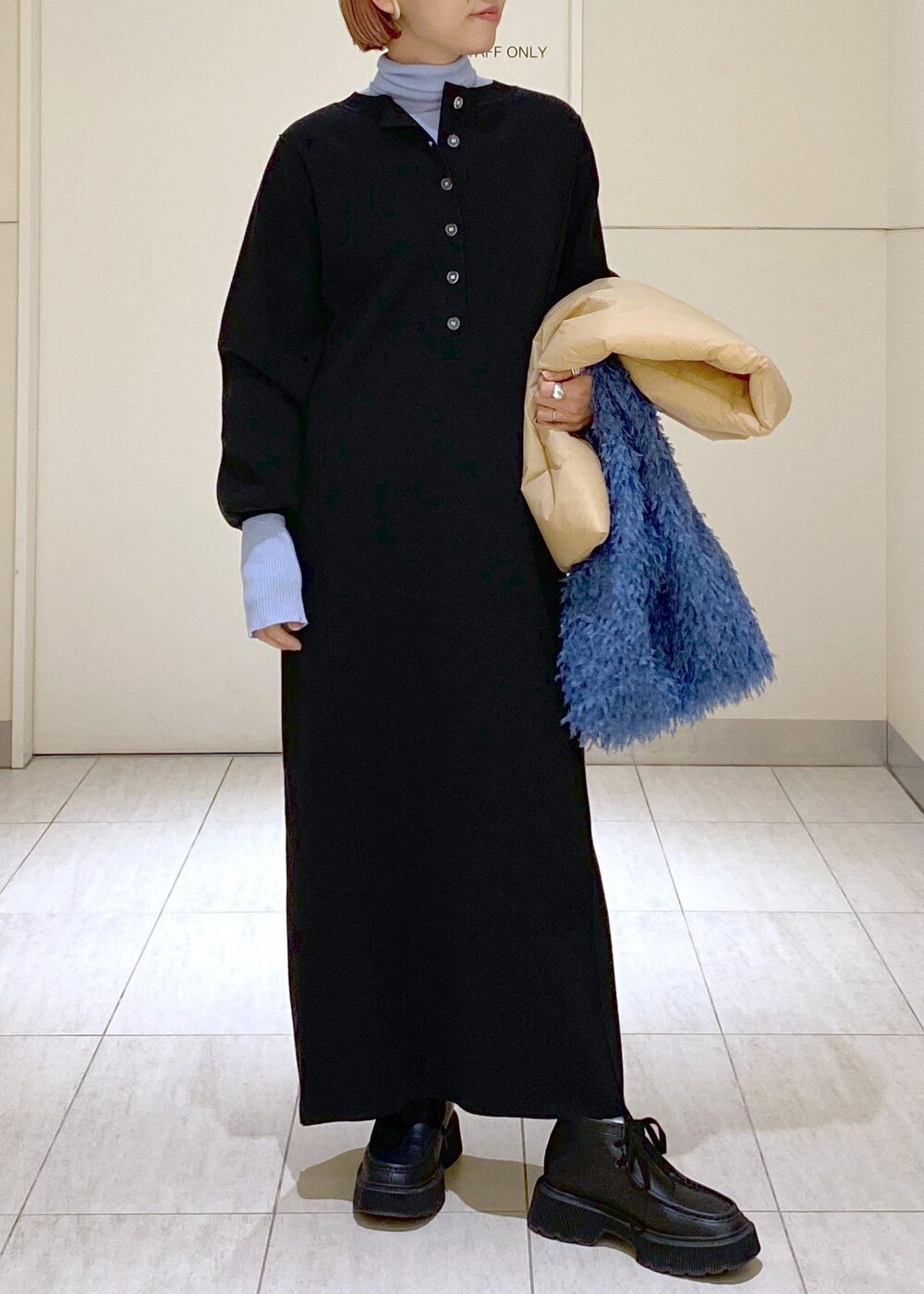 ブラック系のブーツ、ブルー系のニット/セーターを着用したレディースの冬コーディネートの7枚目の写真