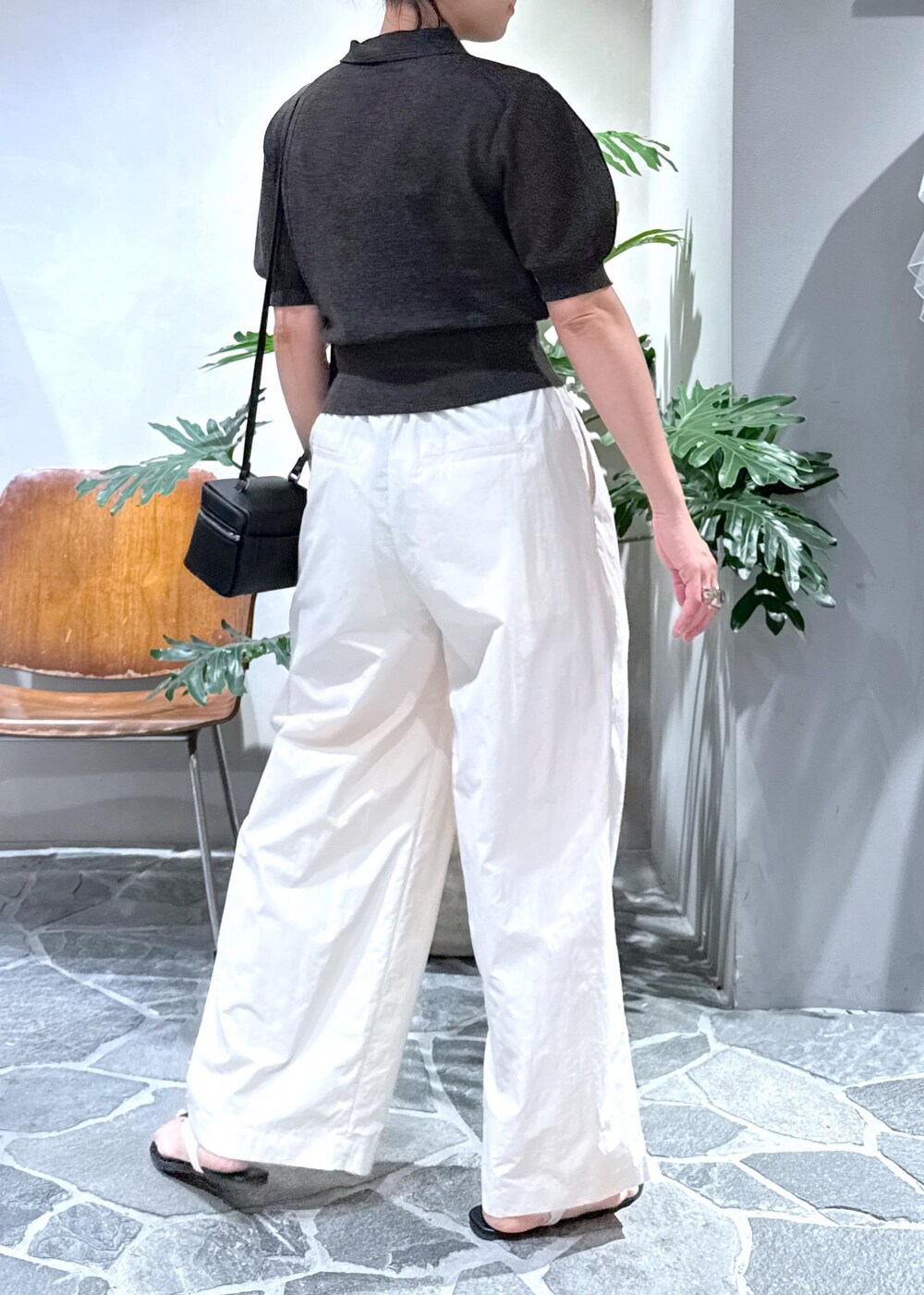 ホワイト系のその他パンツ、ブラック系のショルダーバッグ、ブルー系のポロシャツを着用したレディースの夏コーディネートの6枚目の写真