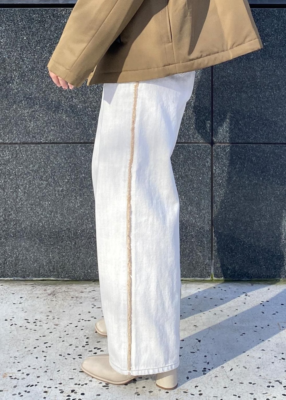 「agnes b.、アニエスベー、MARY AL TERNA、メアリーオルターナ、プレッションカーディガン、中綿ブルゾン、ママコーデ、休日スタイル、お出かけコーデ、ERICKA NICOLAS BEGAY、エリッカニコラスビゲイ、ポシェット、カーキ、ノーカラー、ブルゾン」｜「ADAM ET ROPE'のストレッチミドルブーツ（ブーツ、ホワイト系）」を使った、KUBOTAさん（レディース・159cm）の冬コーディネートの6枚目の写真