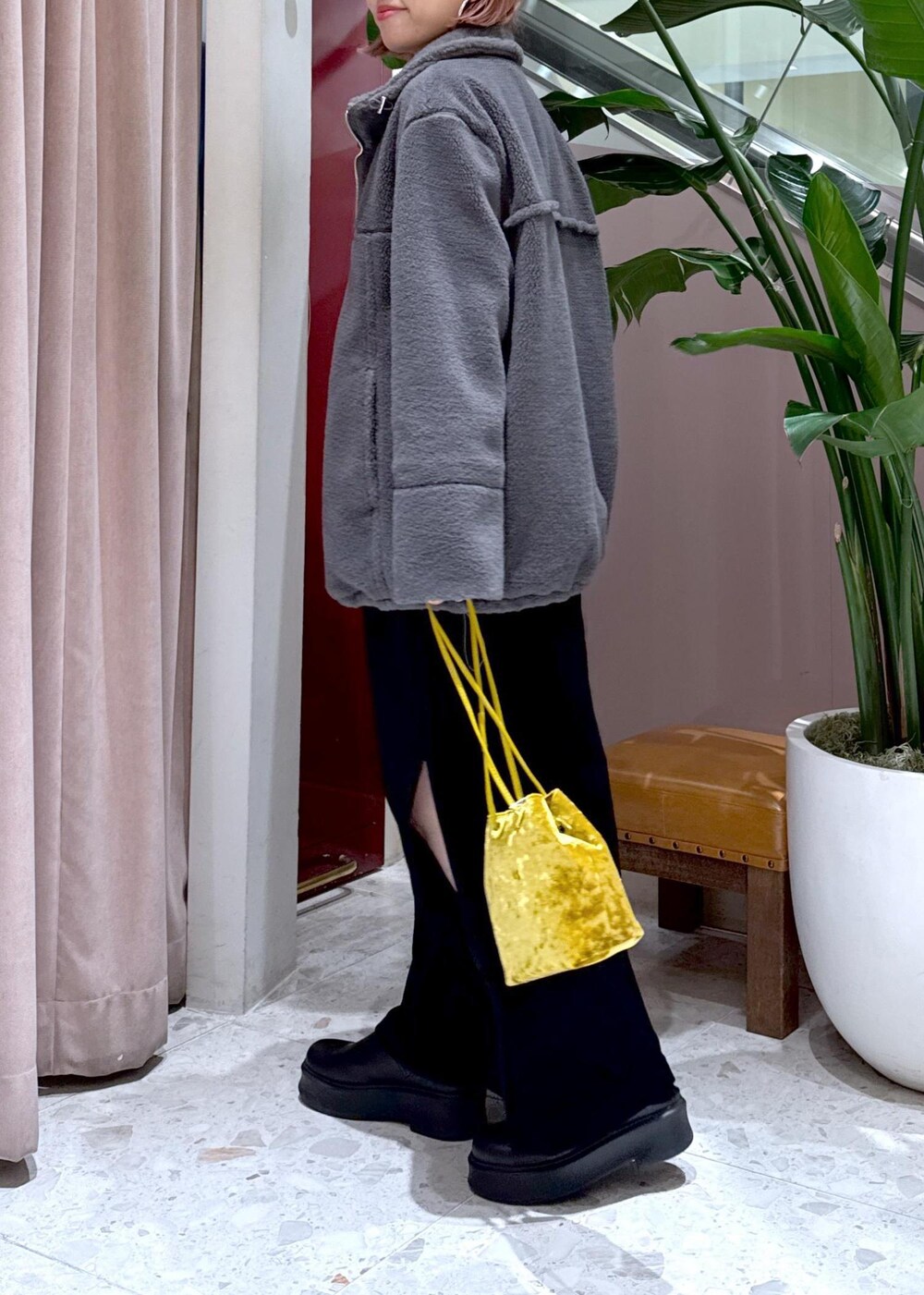 ブラック系のサンダル、グレー系のブルゾン、イエロー系のハンドバッグを着用したレディースの秋コーディネートの6枚目の写真