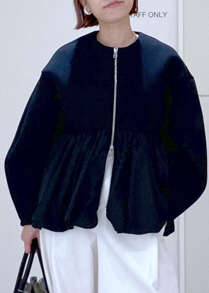 ホワイト系のその他パンツ、ブラック系のカーディガン/ボレロ、シルバー系のパンプスを着用したレディースの冬コーディネートの6枚目の写真