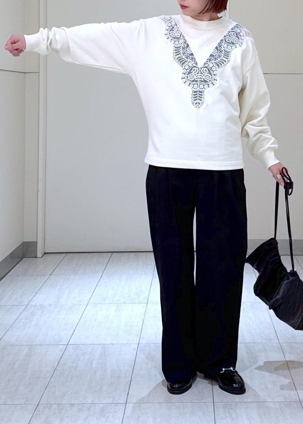 「AMOMENT、アモーメント、サロペット、ローファー、スウェット、スウェットコーデ、24aw、24aw冬の新作、ママ、ママコーデ、大人、大人コーデ、レース、休日コーデ、帰省」｜「ADAM ET ROPE'の晴雨兼用ビジュービットローファー（ローファー、ブラック系）」を使った、KUBOTAさん（レディース・159cm）の冬コーディネートの8枚目の写真