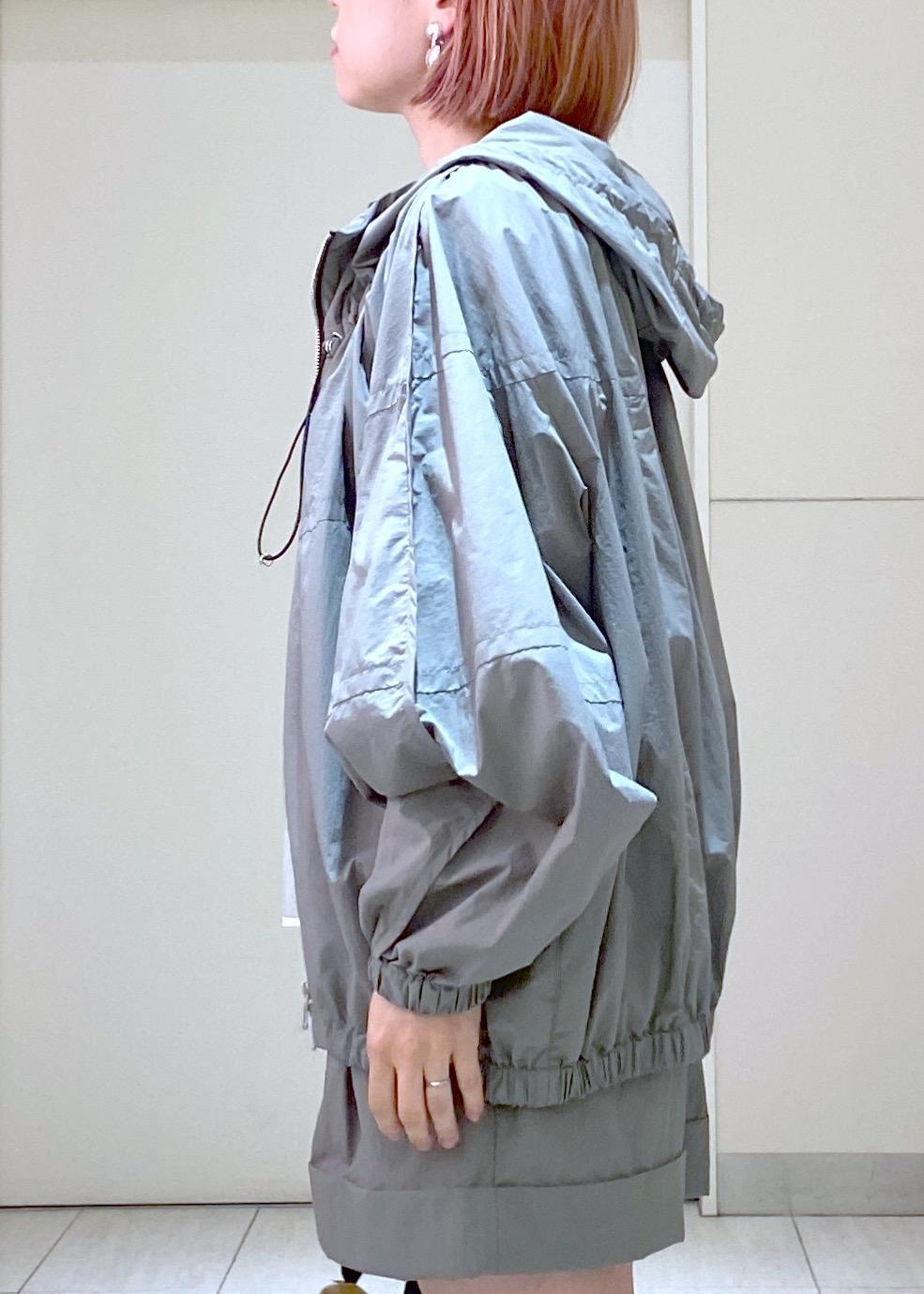 ホワイト系のニット/セーター、ベージュ系のボディバッグ/ウエストポーチ、グリーン系のその他アウターを着用したレディースの夏コーディネートの9枚目の写真