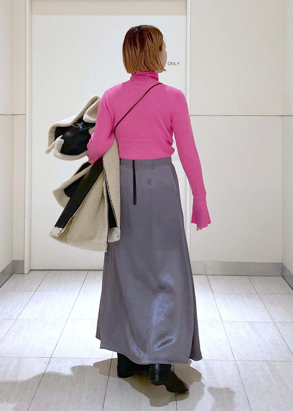 「JANE SMITH、ジェーンスミス、コインケース、ムートンコート、ロングブーツ、ママコーデ、休日スタイル、お出かけコーデ、ピンク、ボア、グレー、タートルネック、スリット、スカート、ニット」|「ADAM ET ROPE'のナロースクエアフラットロングブーツ(ブーツ、ブラック系)」を使った、KUBOTAさん(レディース・159cm)の秋コーディネートの10枚目の写真