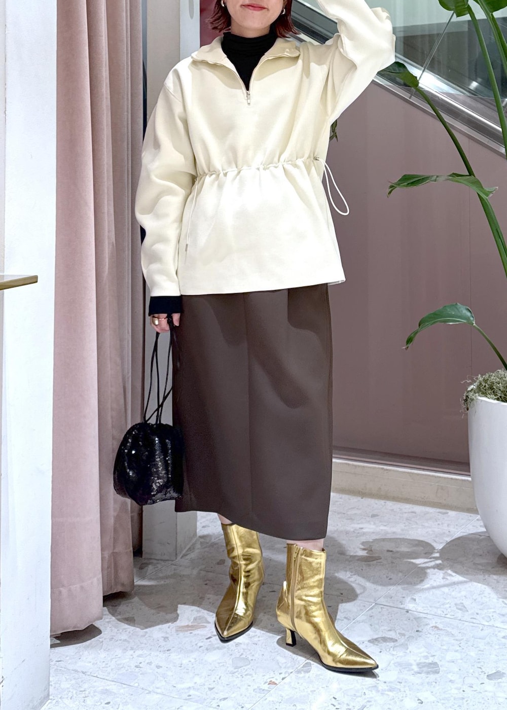 「コクーンスカート、スパンコール、巾着バッグ、セールアイテム、セール、24aw、24aw冬の新作、ママ、ママコーデ、大人コーデ、大人、初冬コーデ、冬コーデ、お出かけコーデ、旅行コーデ」|「ADAM ET ROPE'のポインテッドストレッチブーツ(ブーツ、ゴールド系)」を使った、KUBOTAさん(レディース・159cm)の冬コーディネートの9枚目の写真