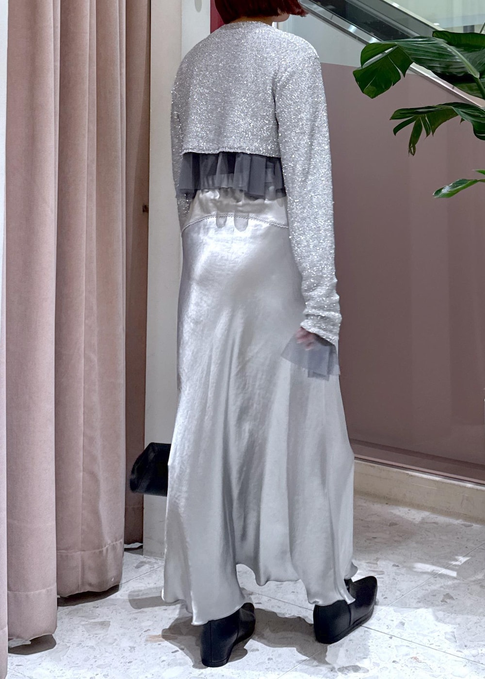 ブラック系のショルダーバッグ、ブラック系のブーツ、グレー系のカーディガン/ボレロを着用したレディースの冬コーディネートの8枚目の写真