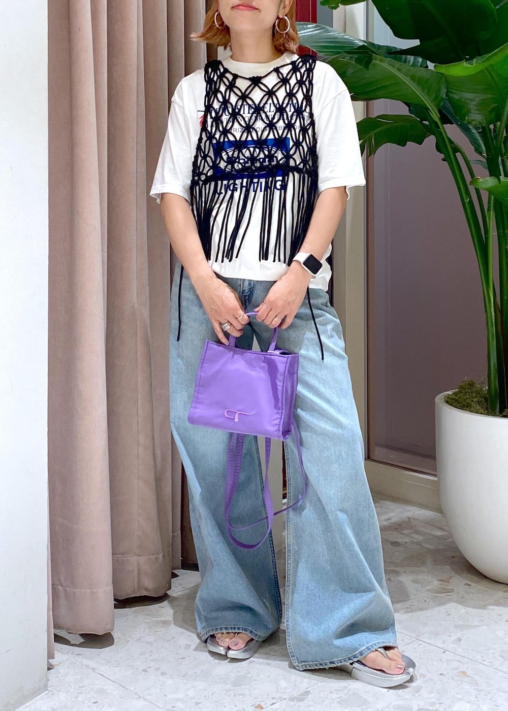 「PAES、ペイス、オブラダ、oblada、マクラメ、ロープベスト、Tシャツコーデ、デニムコーデ、LEVI’S、LEVI’S for BIOTOP、リーバイス、リーバイスフォービオトープ、大人かわいい、休日コーデ、休日スタイル」｜「ADAM ET ROPE'の【追加】ロープベスト（ベスト、ブラック系）」を使った、KUBOTAさん（レディース・159cm）の夏コーディネートの2枚目の写真
