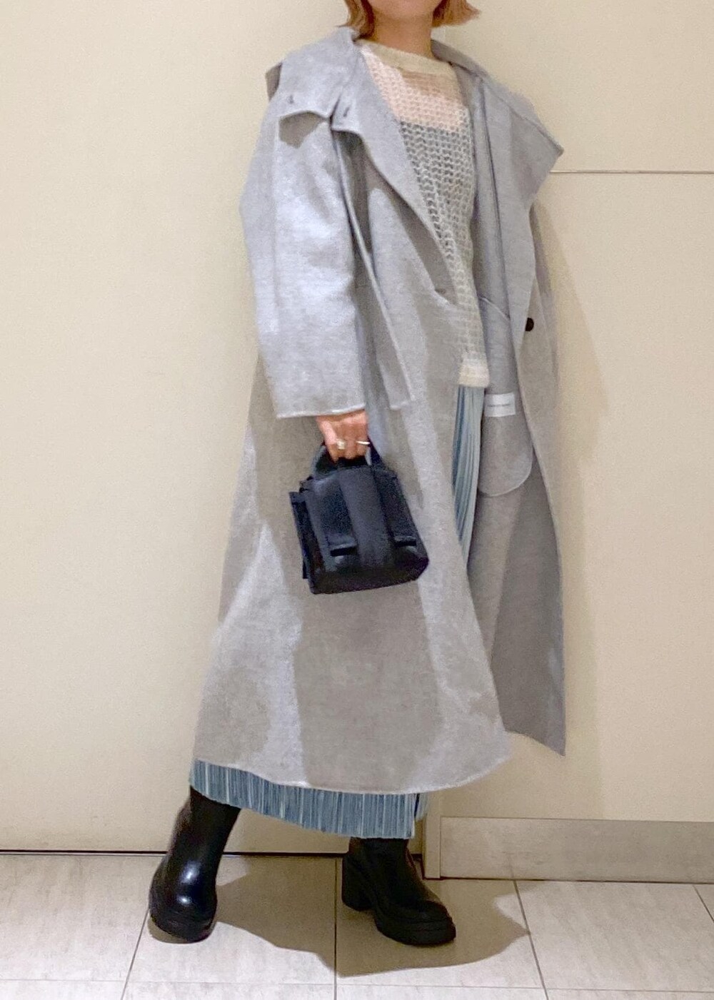 「ママコーデ、ロングコート、30代、シンプルコーデ、お出かけコーデ、GANNI、ガニー、ロングブーツ、モヘヤ、ベロア素材、ADAM ET ROPÉ、FEMME、骨格ウェーブ、ブルべ、きれいめカジュアル」｜「ADAM ET ROPE'の2WAYスタンドカラーフーデッドリバーコート（その他アウター、グレー系）」を使った、KUBOTAさん（レディース・159cm）の夏コーディネートの7枚目の写真