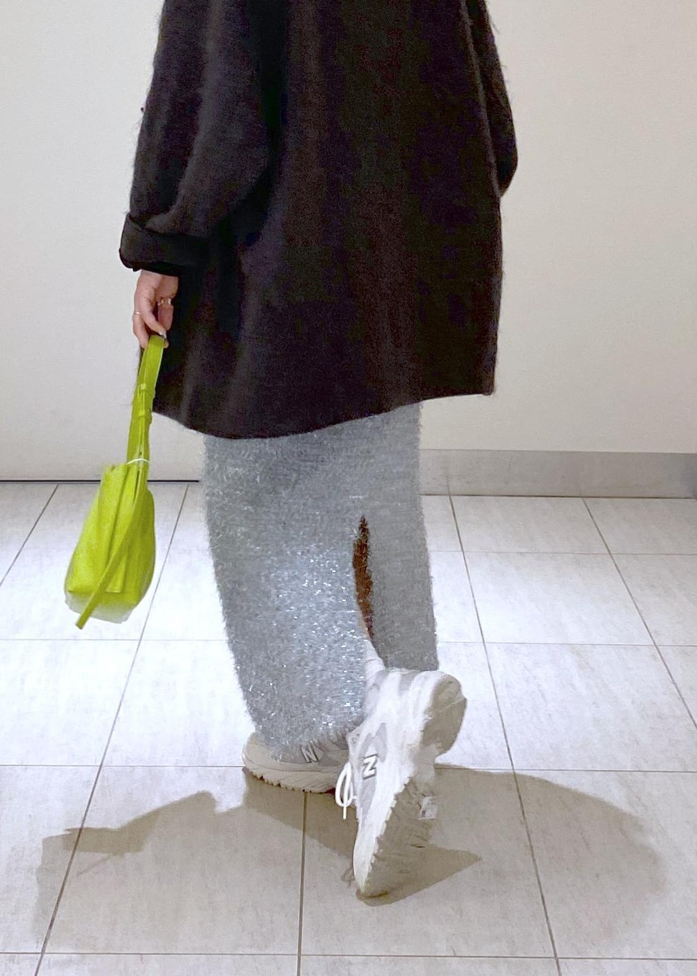 「SNaPMeAward23w、ママコーデ、休日スタイル、キラキラ、キラキラニット、セントジェームス、SAINT JAMES、New balance、New balance725、NB725、ニューバランス、お出かけコーデ、モヘアシャギー、シャギーコート、ハンドバッグ」｜「ADAM ET ROPE'のモヘヤシャギーミドルコート（その他アウター、グレー系）」を使った、KUBOTAさん（レディース・159cm）の冬コーディネートの5枚目の写真