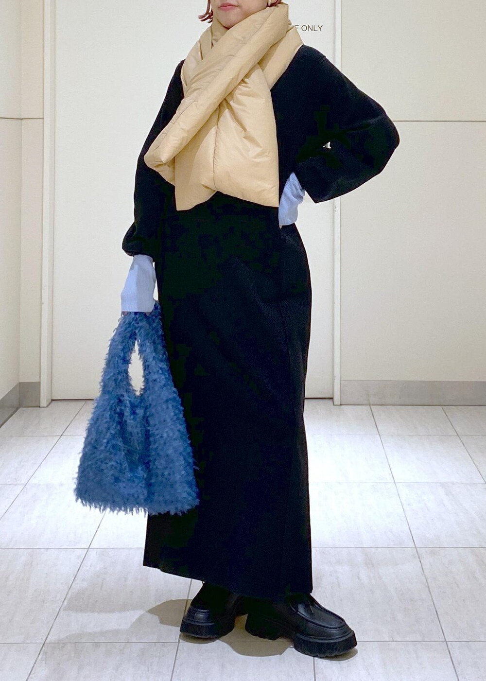 ブラック系のブーツ、ブルー系のニット/セーターを着用したレディースの冬コーディネートの2枚目の写真