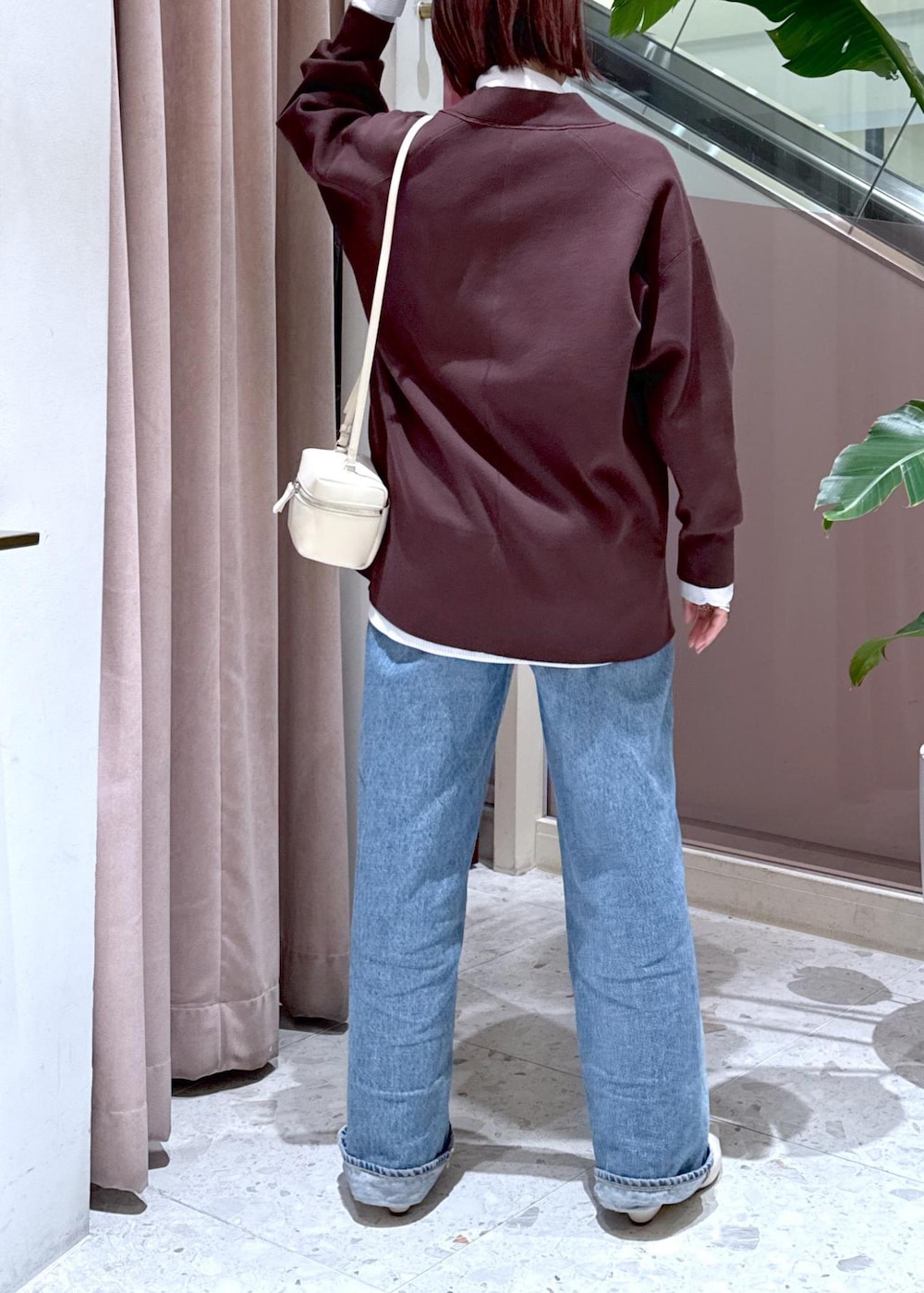 「HOMME girls、オムガール、バンドカラーシャツ、シャツ、バニティバッグ、ニードバイ、デニム、デニムコーデ、25ss、25ss春の新作、ママ、ママコーデ、休日コーデ、初春コーデ、お出かけコーデ」|「NEEDBY heritageの【NEEDBY for ADAM ET ROPE'】別注LUNA WIDE STRAIGHT(デニムパンツ、ブルー系)」を使った、KUBOTAさん(レディース・159cm)の冬コーディネートの5枚目の写真
