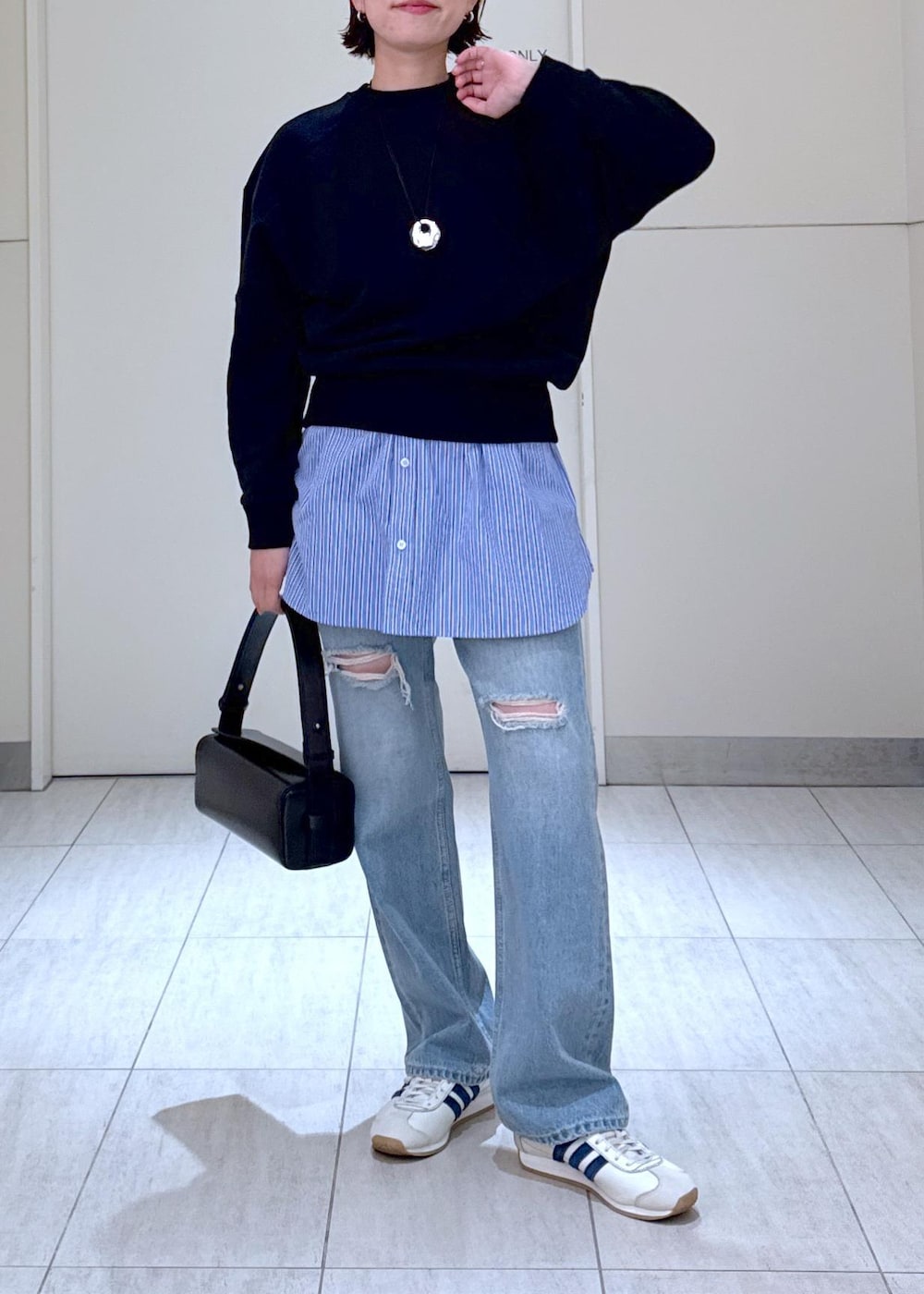「デニム、ブローチ、HOMME girls、オムガール、25ss、25ss春の新作、大人、大人コーデ、ママコーデ、ママ、初春コーデ、デートコーデ、お出かけコーデ、旅行コーデ、推し活コーデ」|「ADAM ET ROPE'のボックスミニショルダーバッグ(ハンドバッグ、ブラック系)」を使った、KUBOTAさん(レディース・159cm)の冬コーディネートの4枚目の写真