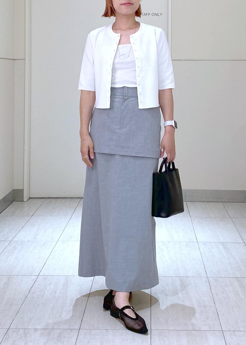 「シシジョイア、Sisi Joia、チュールスカート、24SS、24SS夏の新作、24SS春の新作、ママコーデ、ママ、働くママ、働くママコーデ、夏の快適トップス、クールタッチ、メッシュ、メリージェーン、ハンドバッグ」｜「ADAM ET ROPE'のダブルポケット2WAYバッグ（ショルダーバッグ、ブラック系）」を使った、KUBOTAさん（レディース・159cm）の夏コーディネートの2枚目の写真