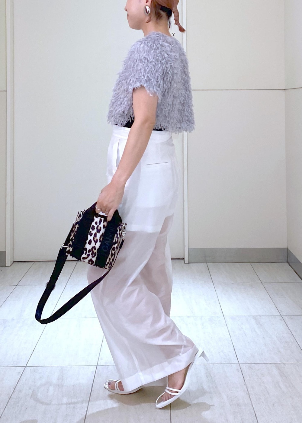 「OUR Wacoal、アワワコール、Ben Amun、ベンアムン、24SS、24SS夏の新作、24AW、24AW秋の新作、ママコーデ、ママ、GANNI、GANNI for ADAM ET ROPÉ、シアーパンツ、シアー、セットアイテム」|「ADAM ET ROPE'のナローラインサンダル(サンダル、ホワイト系)」を使った、KUBOTAさん(レディース・159cm)の夏コーディネートの3枚目の写真