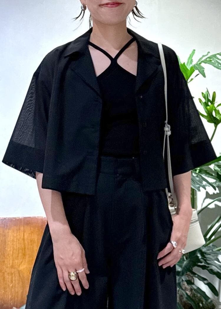 ホワイト系のショルダーバッグ、ブラック系のキャミソール、ブラック系のスラックスを着用したレディースの夏コーディネートの10枚目の写真