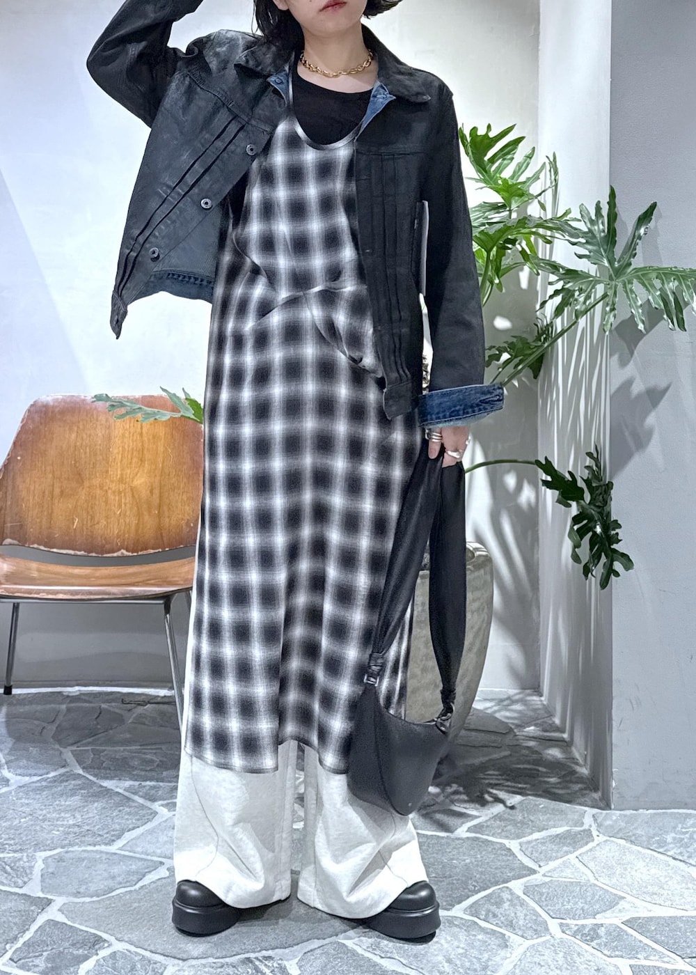 ブラック系のTシャツ/カットソー、ホワイト系のその他パンツ、ブラック系のワンピースを着用したレディースの冬コーディネートの7枚目の写真