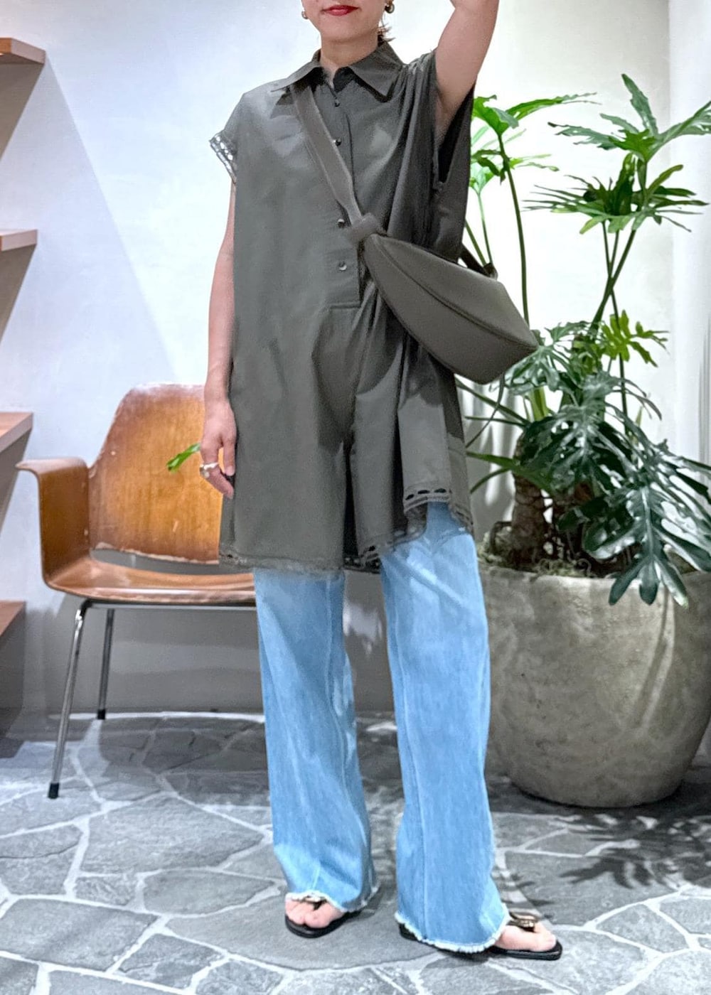 「25ss、25ss夏の新作、ママ、ママコーデ、ヘルシーデニム、Healthy denim、夏コーデ、運動会コーデ、デートコーデ、お出かけコーデ、旅行コーデ、フェスコーデ、推し活コーデ、女子会コーデ、大人カジュアル」｜「ADAM ET ROPE'の【Healthy Denim for ADAM ET ROPE'】別注 Daisy（デニムパンツ、ブルー系）」を使った、KUBOTAさん（レディース・159cm）の夏コーディネートの6枚目の写真