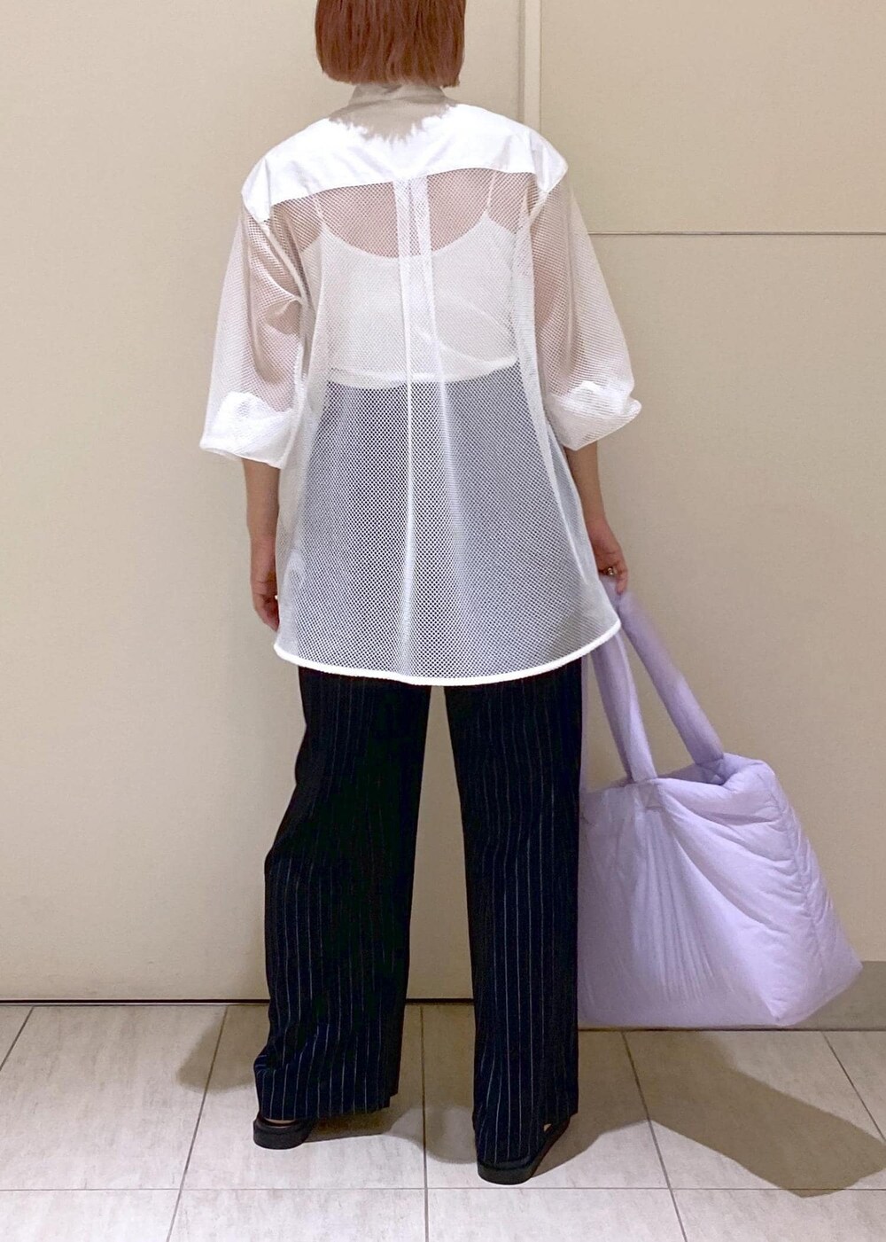 ブラック系のその他パンツ、ブラック系のサンダル、ホワイト系のシャツ/ブラウスを着用したレディースの夏コーディネートの4枚目の写真