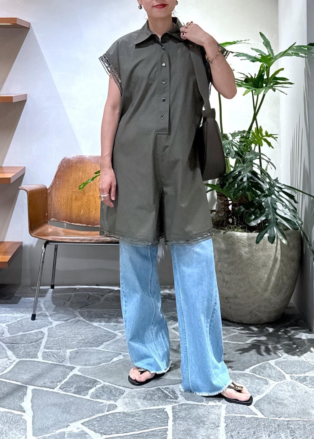 「25ss、25ss夏の新作、ママ、ママコーデ、ヘルシーデニム、Healthy denim、夏コーデ、運動会コーデ、デートコーデ、お出かけコーデ、旅行コーデ、フェスコーデ、推し活コーデ、女子会コーデ、大人カジュアル」｜「ADAM ET ROPE'の【Healthy Denim for ADAM ET ROPE'】別注 Daisy（デニムパンツ、ブルー系）」を使った、KUBOTAさん（レディース・159cm）の夏コーディネートの7枚目の写真