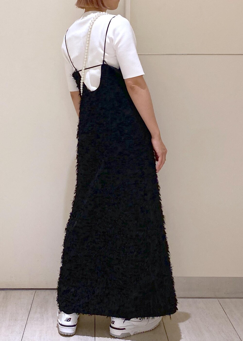 ブラック系のワンピース、グレー系のスニーカー、ブラック系のショルダーバッグを着用したレディースの夏コーディネートの4枚目の写真