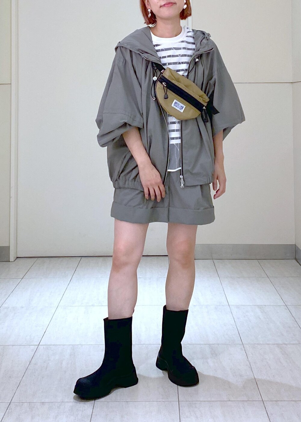 ホワイト系のニット/セーター、ベージュ系のボディバッグ/ウエストポーチ、グリーン系のその他アウターを着用したレディースの夏コーディネートの2枚目の写真