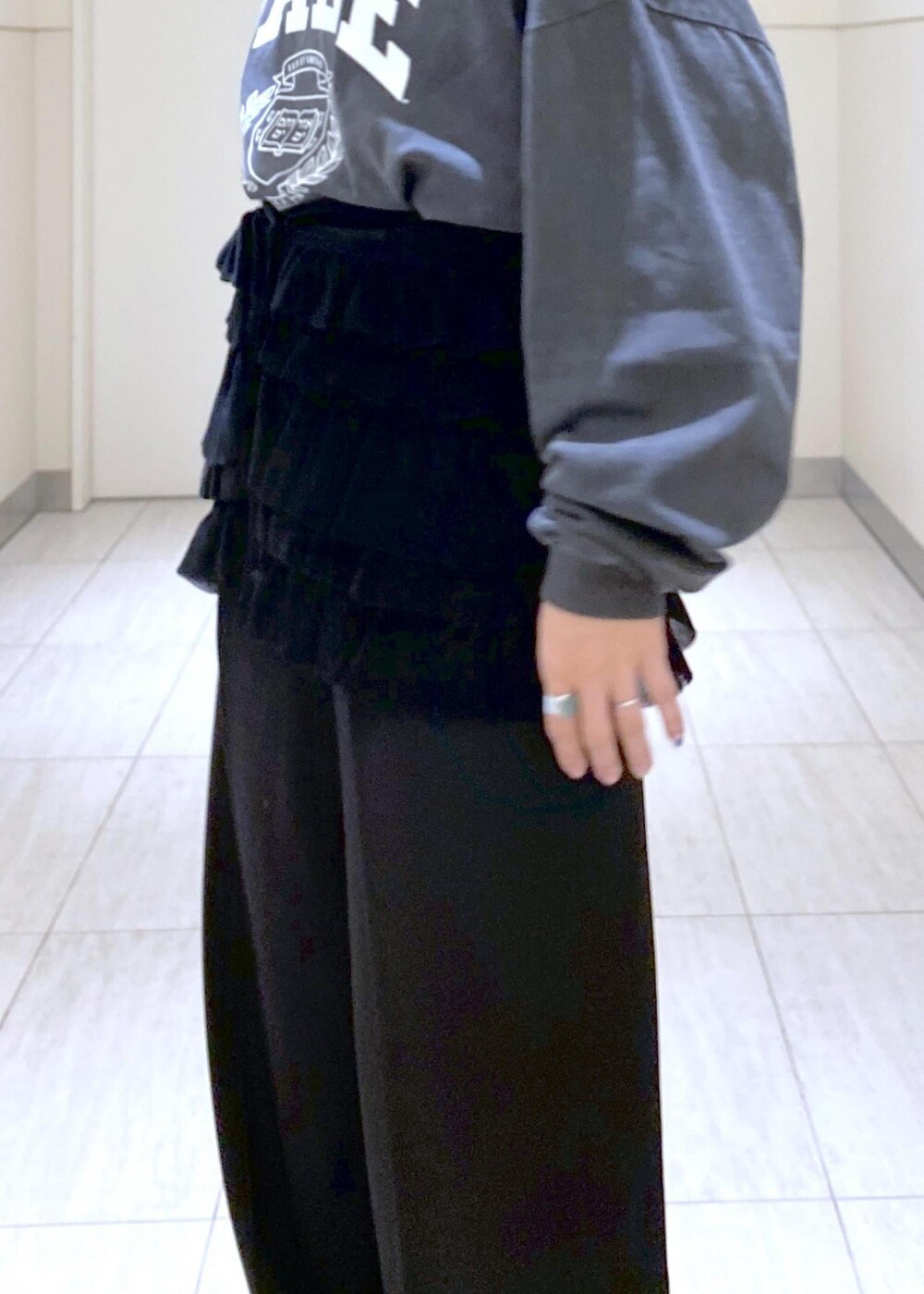 ブラック系のローファー、パープル系のトートバッグ、シルバー系のネックレスを着用したレディースの冬コーディネートの8枚目の写真