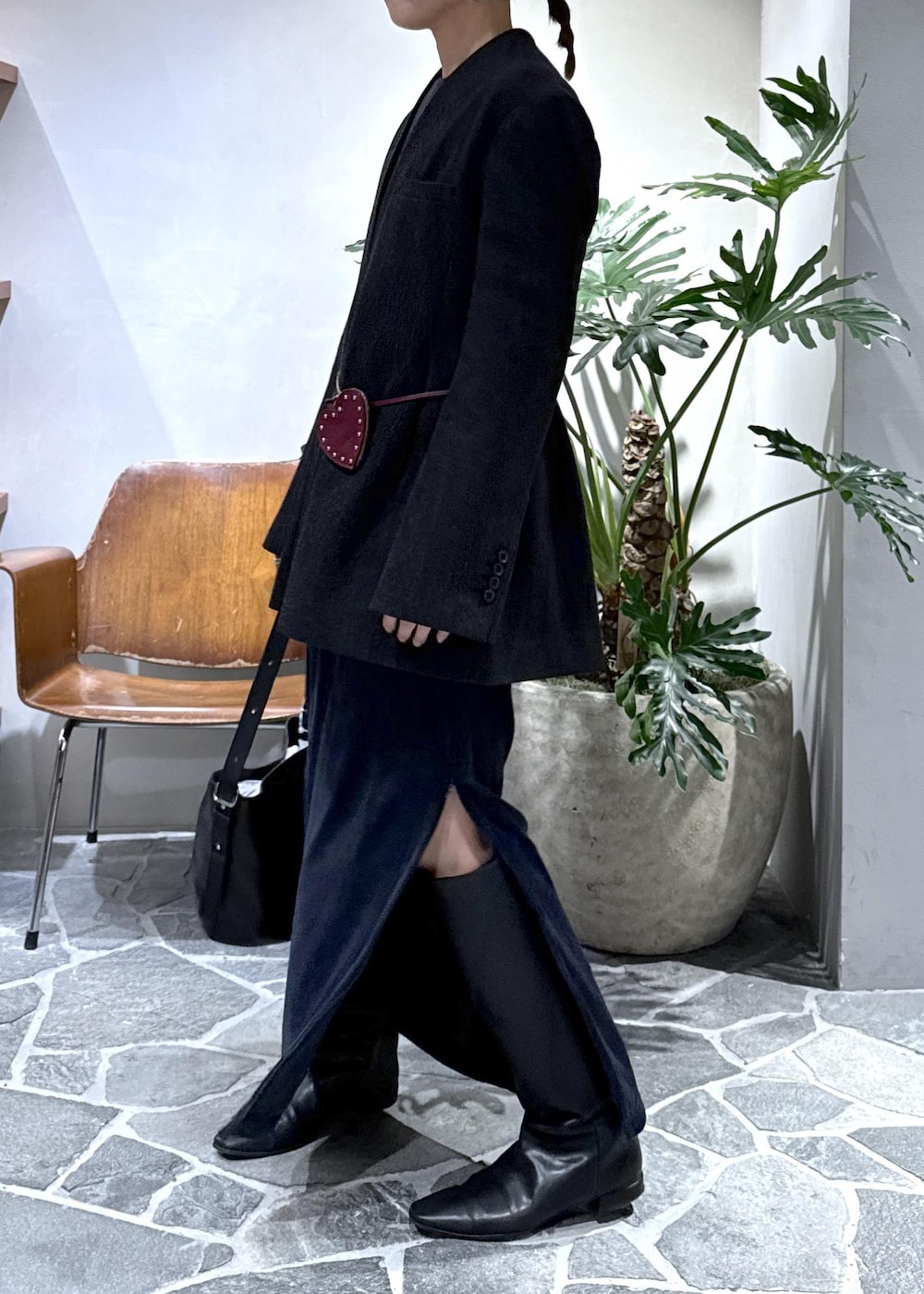 グレー系のシャツ/ブラウス、ブラック系のショルダーバッグ、ブルー系のワンピースを着用したレディースの冬コーディネートの6枚目の写真