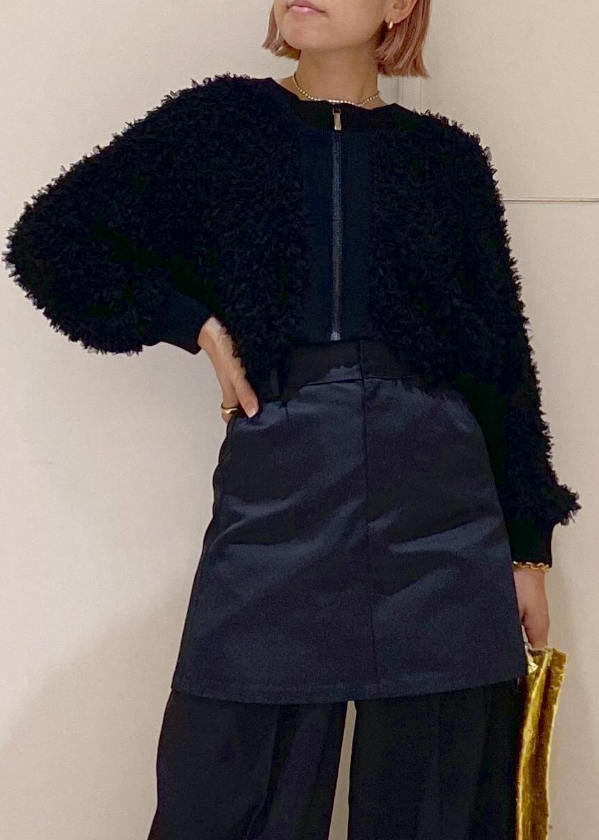 ブラック系のパンプス、ブラック系のスラックス、ブラック系のスカートを着用したレディースの秋コーディネートの8枚目の写真