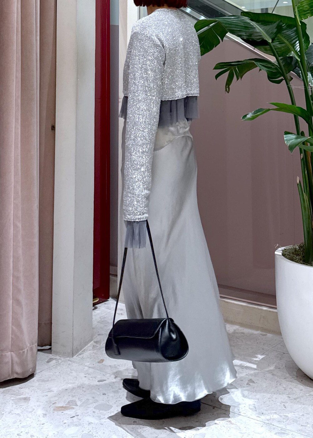 ブラック系のショルダーバッグ、ブラック系のブーツ、グレー系のカーディガン/ボレロを着用したレディースの冬コーディネートの6枚目の写真