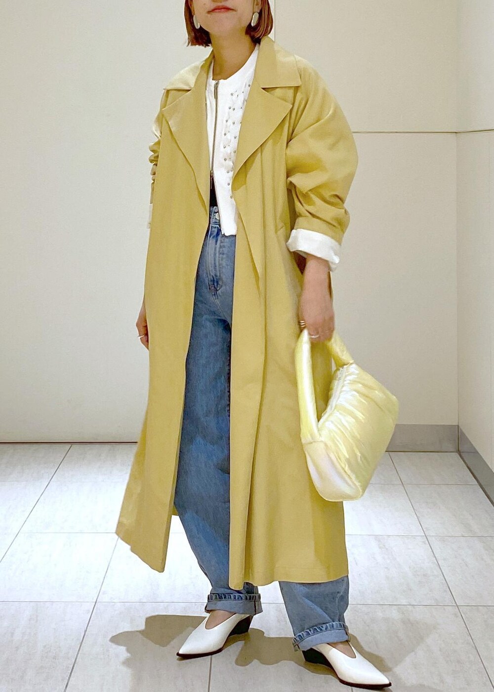 「24SS、24SS春の新作、Ben Amun、ベンアムン、AMOMENT、アモーメント、トレンチコート、大人かわいい、春アウター、お出かけコーデ、ママコーデ、休日スタイル、ADAM ET ROPÉ、骨格ウェーブ、ブルべ」|「ADAM ET ROPE'の【定番・新色追加】フォルムウェッジパンプス(パンプス、ホワイト系)」を使った、KUBOTAさん(レディース・159cm)の春コーディネートの4枚目の写真