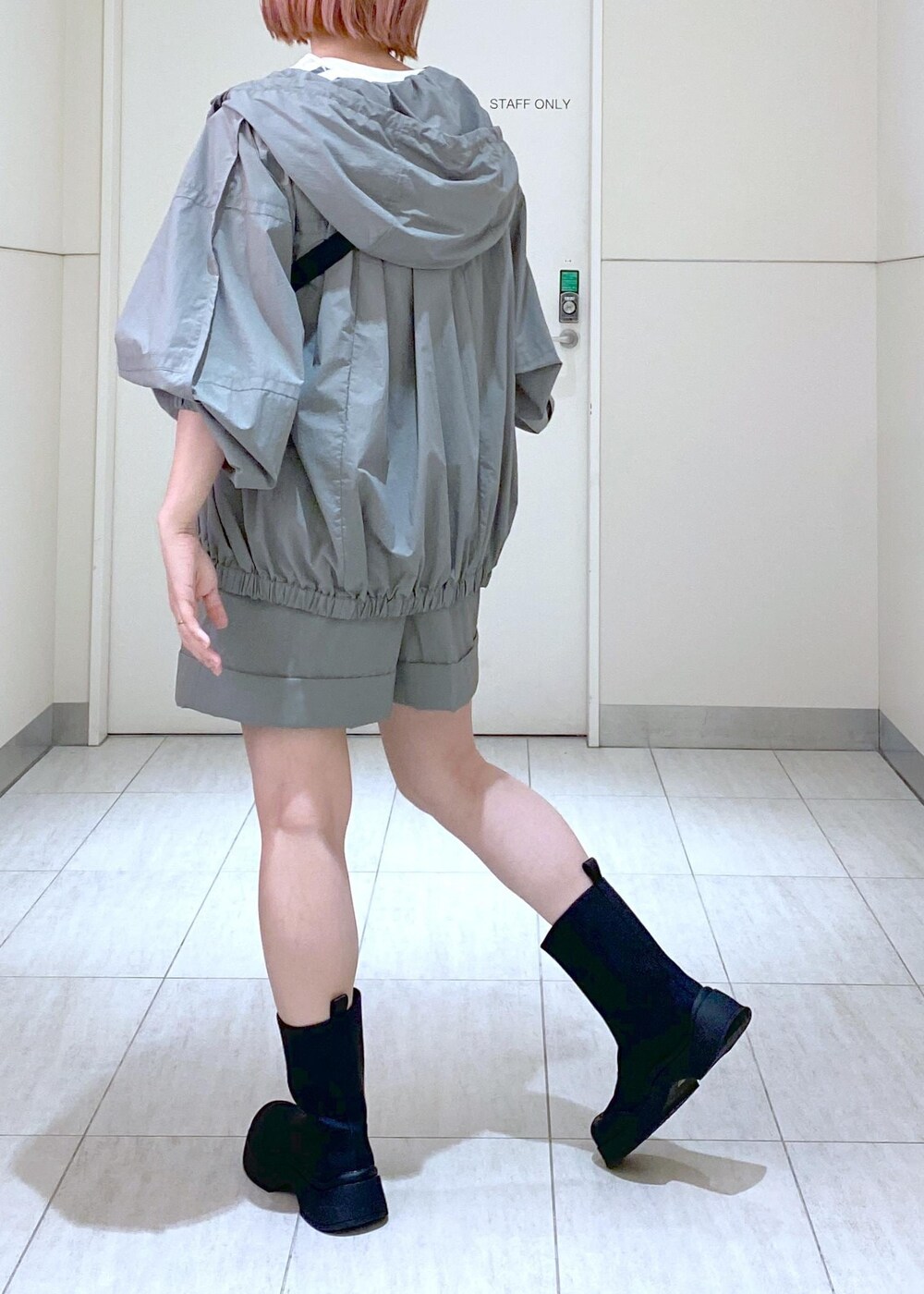 ホワイト系のニット/セーター、ベージュ系のボディバッグ/ウエストポーチ、グリーン系のその他アウターを着用したレディースの夏コーディネートの5枚目の写真