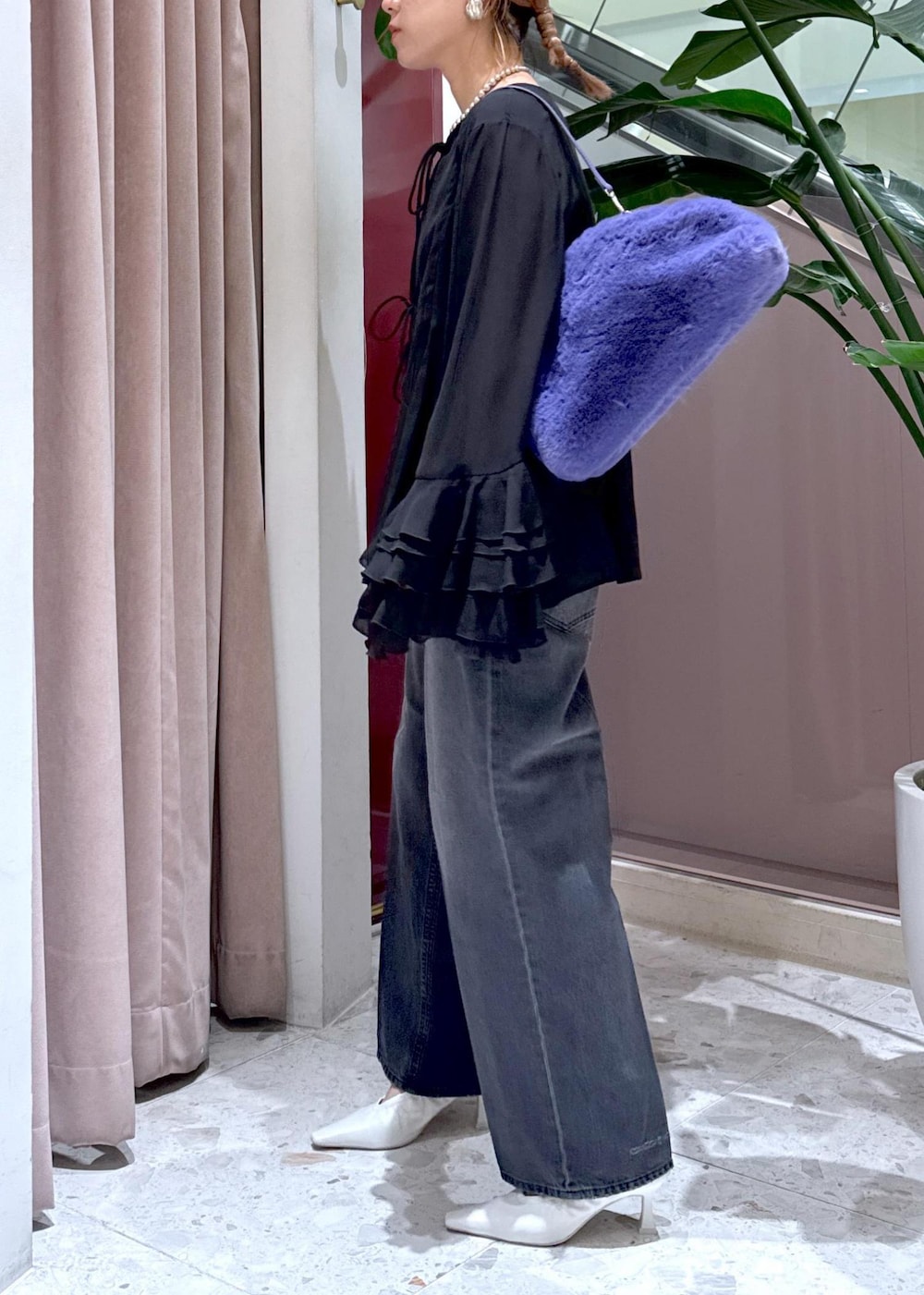 「ラッフルスリーブ、ブラウス、イヤリング、デニム、ママ、ママコーデ、パンプス、ファー、ファーバッグ、24aw、24aw秋の新作、キレイめカジュアル、初秋コーデ、秋コーデ、セレモニーコーデ」|「ADAM ET ROPE'のギャザーパンプス(パンプス、ホワイト系)」を使った、KUBOTAさん(レディース・159cm)の秋コーディネートの5枚目の写真