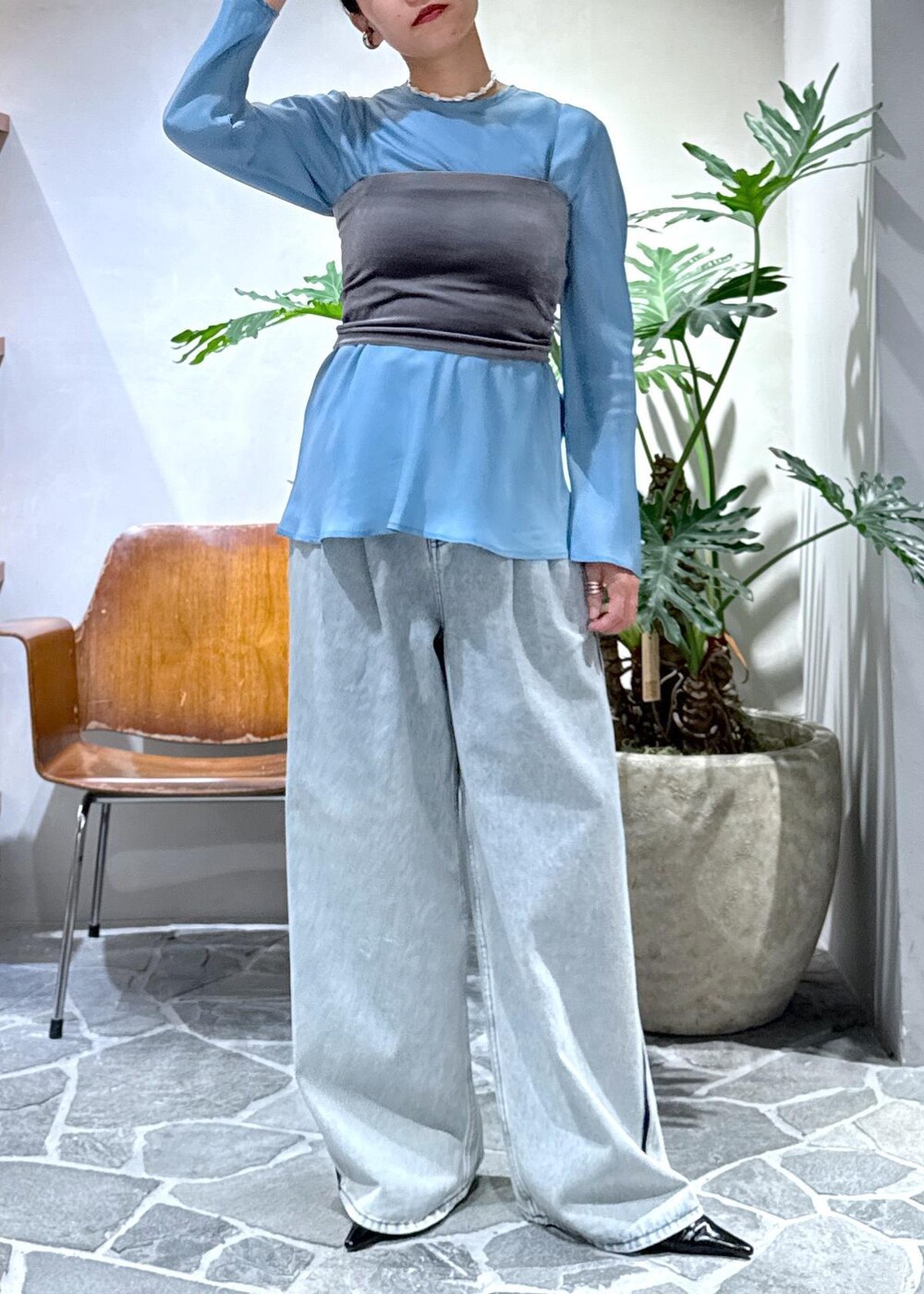 ブラック系のサンダル、ブラウン系のキャミソール、ブルー系のデニムパンツを着用したレディースの秋コーディネートの4枚目の写真