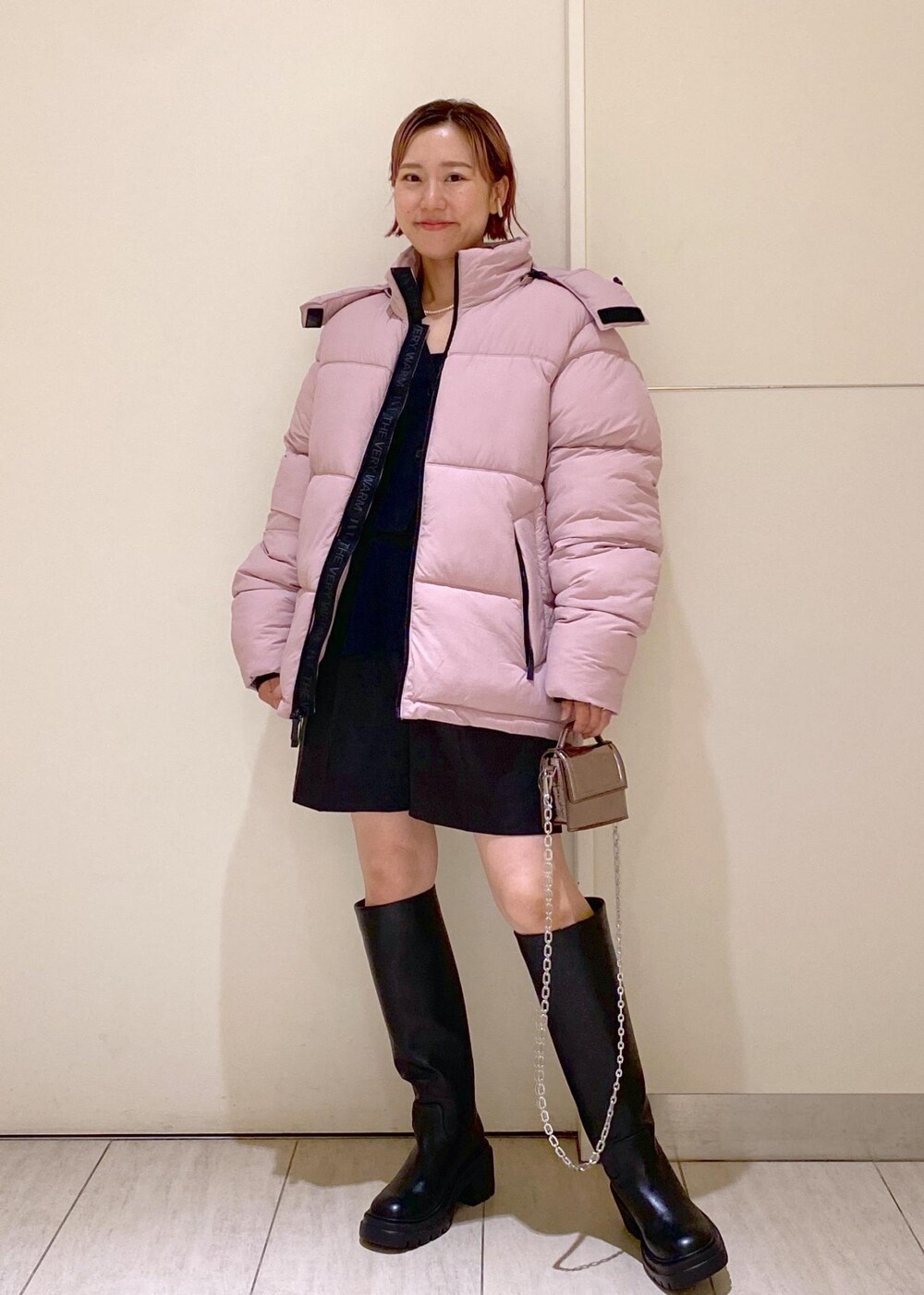 「THE VERY WARM、ザベリーワーム、ロングブーツ、ペプラム、ミニバッグ、ハーフパンツ、お出かけコーデ、シンプルコーデ、30代、ママコーデ、ADAM ET ROPÉ、FEMME、骨格ウェーブ、ブルべ、大人カジュアル」|「ADAM ET ROPE'の【サステナブル】ウエストロゴサテンショートパンツ(その他パンツ、ブラック系)」を使った、KUBOTAさん(レディース・159cm)の夏コーディネートの7枚目の写真
