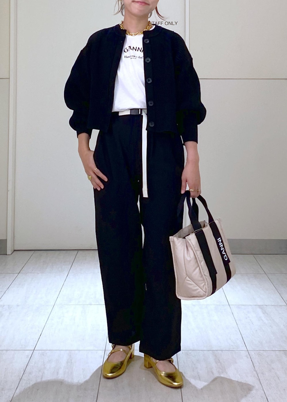 「GANNI、GANNI for ADAM ET ROPÉ、ガニー、メリージェーン、WEB限定、ペプラム、2way、グラミチ、GRAMICCI、GRAMICCI for ADAM ET ROPÉ、ママ、ママコーデ、大人かわいい、休日スタイル、通勤コーデ」|「ADAM ET ROPE'のcoffee beans necklace(ネックレス、ゴールド系)」を使った、KUBOTAさん(レディース・159cm)の夏コーディネートの2枚目の写真