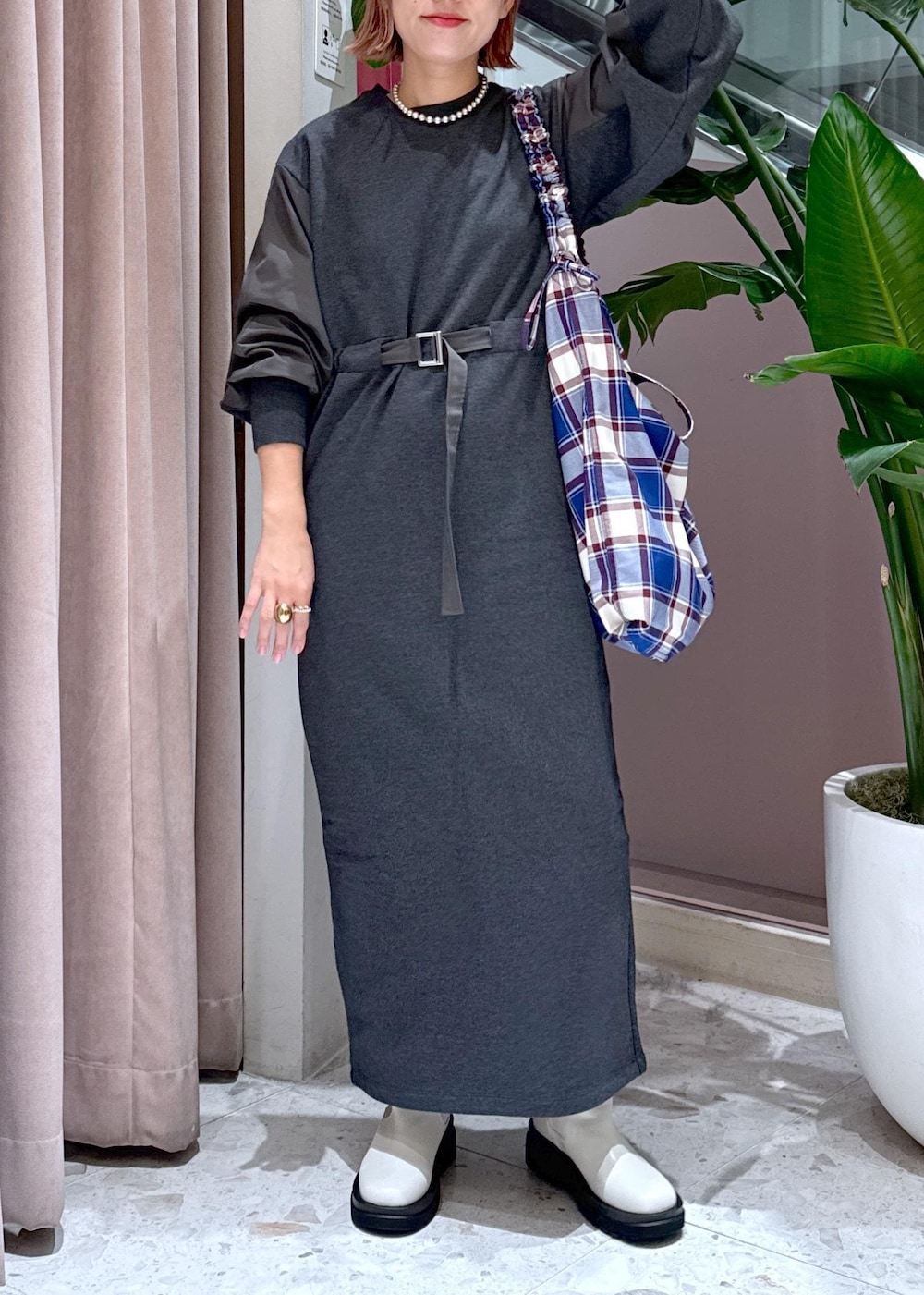 ホワイト系のブーツ、ブルー系のトートバッグ、グレー系のワンピースを着用したレディースの秋コーディネートの8枚目の写真