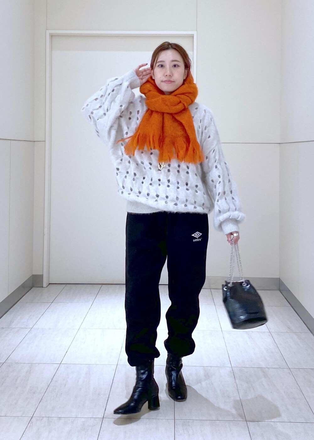 「フォックス、UMBRO、アンブロ、スウェットパンツ、ふわふわニット、モヘア、ストール、ショートブーツ、ママコーデ、休日スタイル、お出かけコーデ、Ezcaray、エスカライ、ギフト、ADAM ET ROPÉ」｜「UMBROの【umbro for ADAM ET ROPE'】Sweat PT（その他パンツ、ブラック系）」を使った、KUBOTAさん（レディース・159cm）の冬コーディネートの4枚目の写真