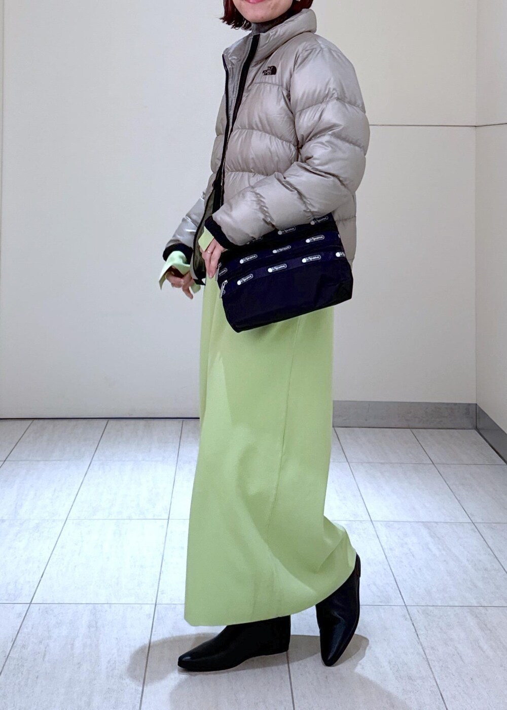 「LeSportsac for ADAM ET ROPÉ、ダウン、ダウンジャケット、24aw、24aw冬の新作、ママ、ママコーデ、インヒール、ロングブーツ、帰省、ワンピースコーデ、初冬コーデ、冬コーデ、お出かけコーデ、旅行コーデ」|「ADAM ET ROPE'の【撥水】インヒールロングブーツ(ブーツ、ブラック系)」を使った、KUBOTAさん(レディース・159cm)の冬コーディネートの4枚目の写真