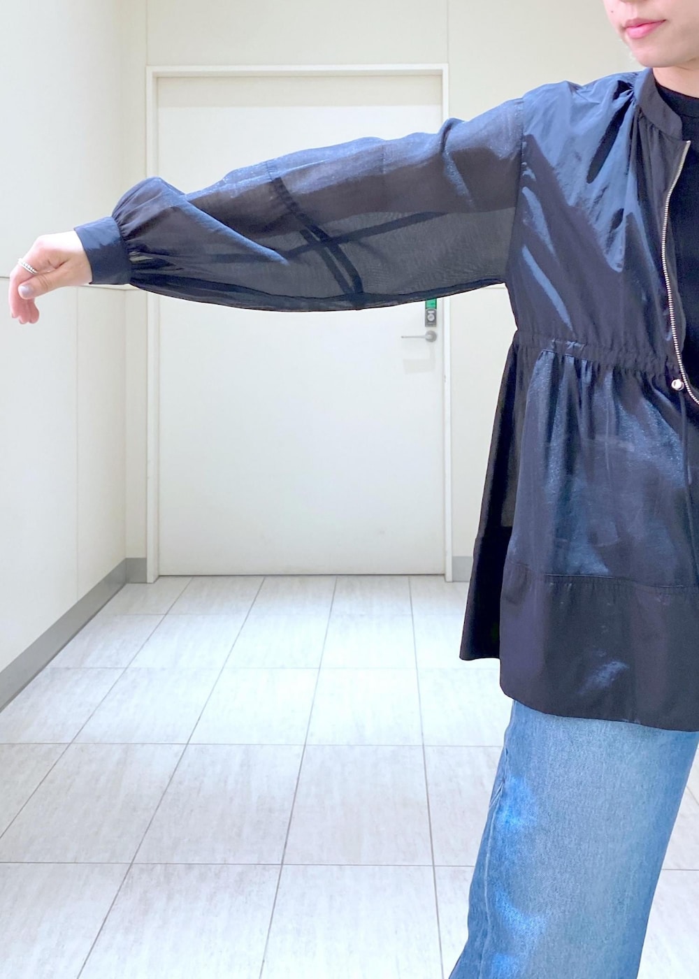 ブルー系のデニムパンツ、シルバー系のバレエシューズ、ブラック系のTシャツ/カットソーを着用したレディースの夏コーディネートの9枚目の写真