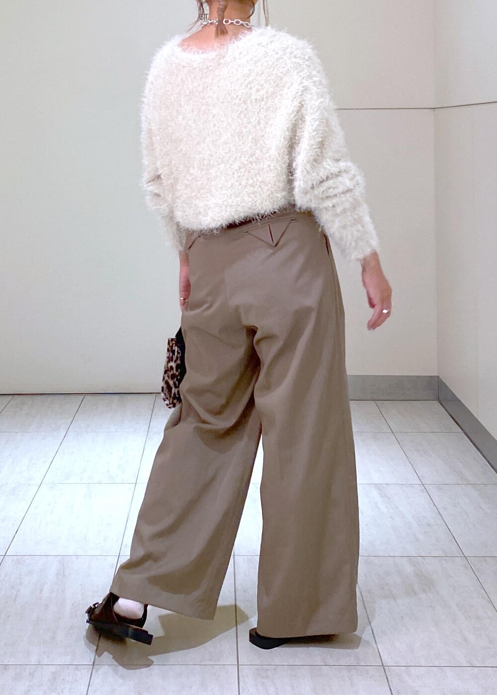 「GANNI、GANNI for ADAM ET ROPÉ、24aw、24aw秋の新作、ドレスバンツ、ニット、ママ、ママコーデ、大人かわいい、キレイめカジュアル、初秋コーデ、秋コーデ、初冬コーデ、デートコーデ、お出かけコーデ」|「ADAM ET ROPE'のバイカラーベルトドレスパンツ(スラックス、グリーン系)」を使った、KUBOTAさん(レディース・159cm)の秋コーディネートの7枚目の写真