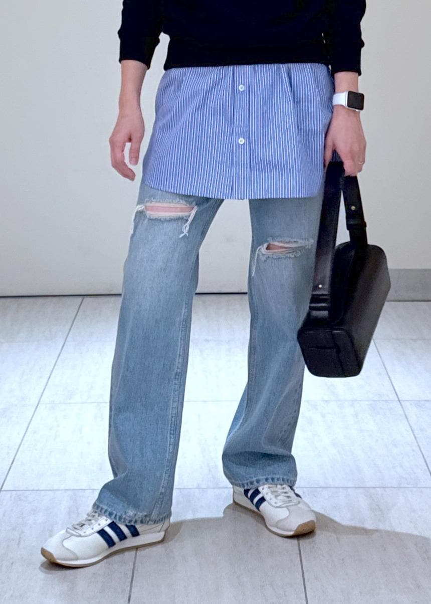 「デニム、ブローチ、HOMME girls、オムガール、25ss、25ss春の新作、大人、大人コーデ、ママコーデ、ママ、初春コーデ、デートコーデ、お出かけコーデ、旅行コーデ、推し活コーデ」|「ADAM ET ROPE'のボックスミニショルダーバッグ(ハンドバッグ、ブラック系)」を使った、KUBOTAさん(レディース・159cm)の冬コーディネートの10枚目の写真