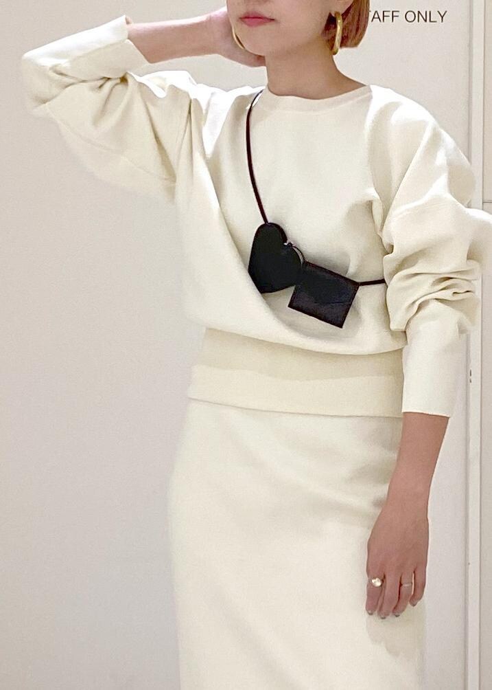 「JANE SMITH、ジェーンスミス、COW LEATHER HEART COIN CASE AND AIRPODS CASE、AIRPODS CASE、コインケース、ロングブーツ、お出かけスタイル、お出かけコーデ、休日スタイル、ママコーデ、ホワイト、クルーネック、タイトスカート、セットアップ、ブーツ」|「ADAM ET ROPE'のナロースクエアフラットロングブーツ(ブーツ、ブラック系)」を使った、KUBOTAさん(レディース・159cm)の秋コーディネートの6枚目の写真