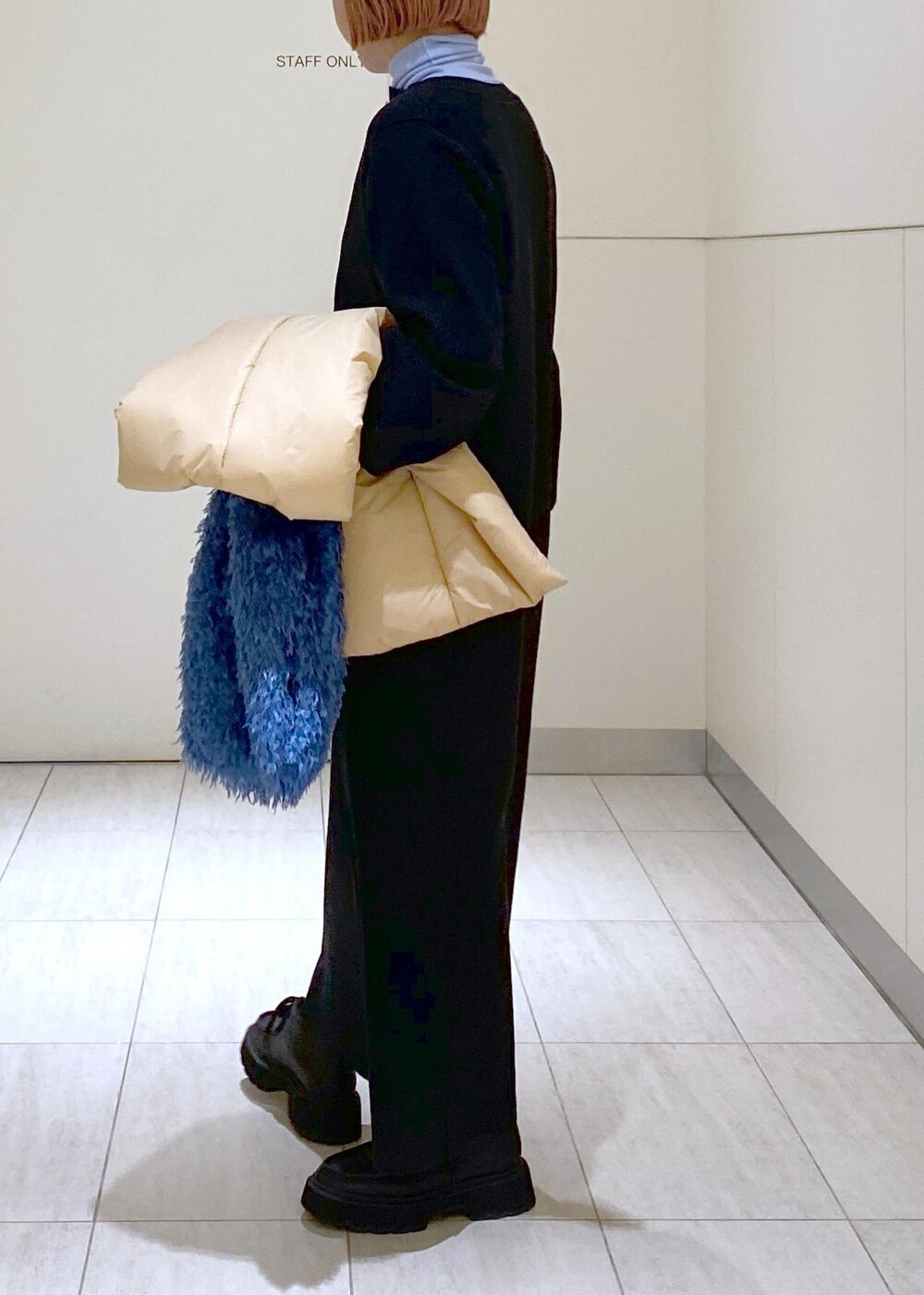 ブラック系のブーツ、ブルー系のニット/セーターを着用したレディースの冬コーディネートの8枚目の写真