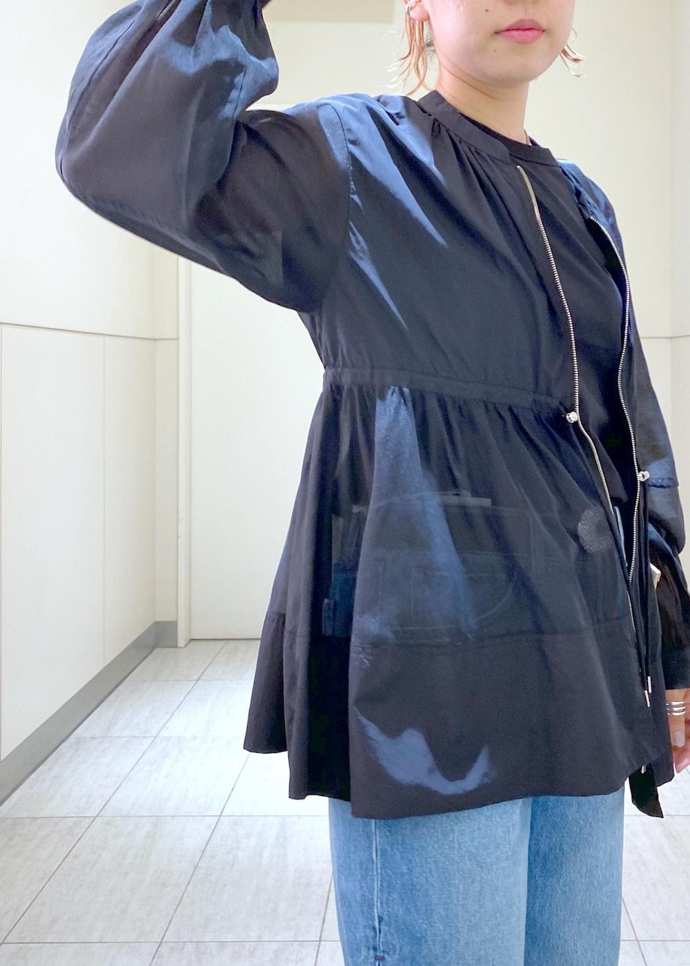 ブルー系のデニムパンツ、シルバー系のバレエシューズ、ブラック系のTシャツ/カットソーを着用したレディースの夏コーディネートの8枚目の写真