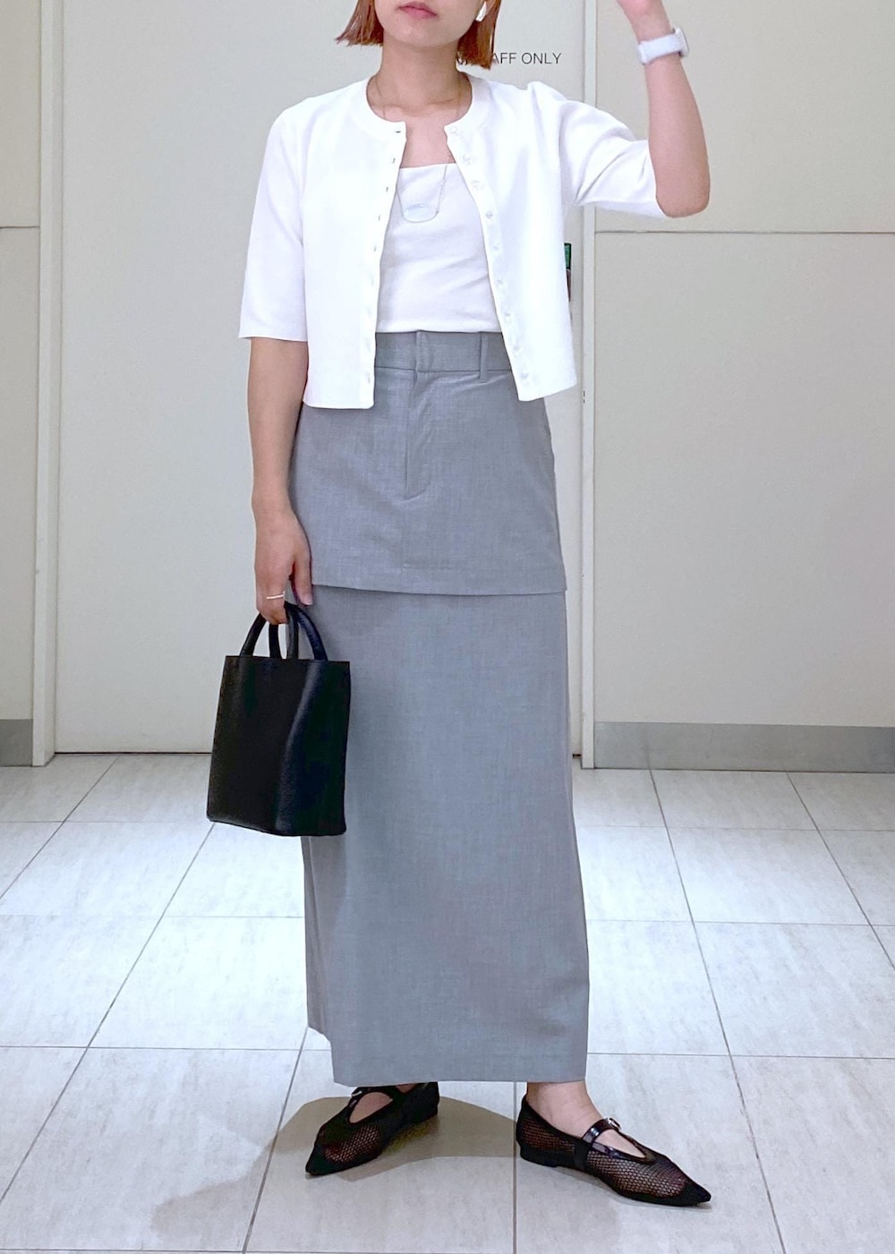 「シシジョイア、Sisi Joia、チュールスカート、24SS、24SS夏の新作、24SS春の新作、ママコーデ、ママ、働くママ、働くママコーデ、夏の快適トップス、クールタッチ、メッシュ、メリージェーン、ハンドバッグ」｜「ADAM ET ROPE'のダブルポケット2WAYバッグ（ショルダーバッグ、ブラック系）」を使った、KUBOTAさん（レディース・159cm）の夏コーディネートの4枚目の写真