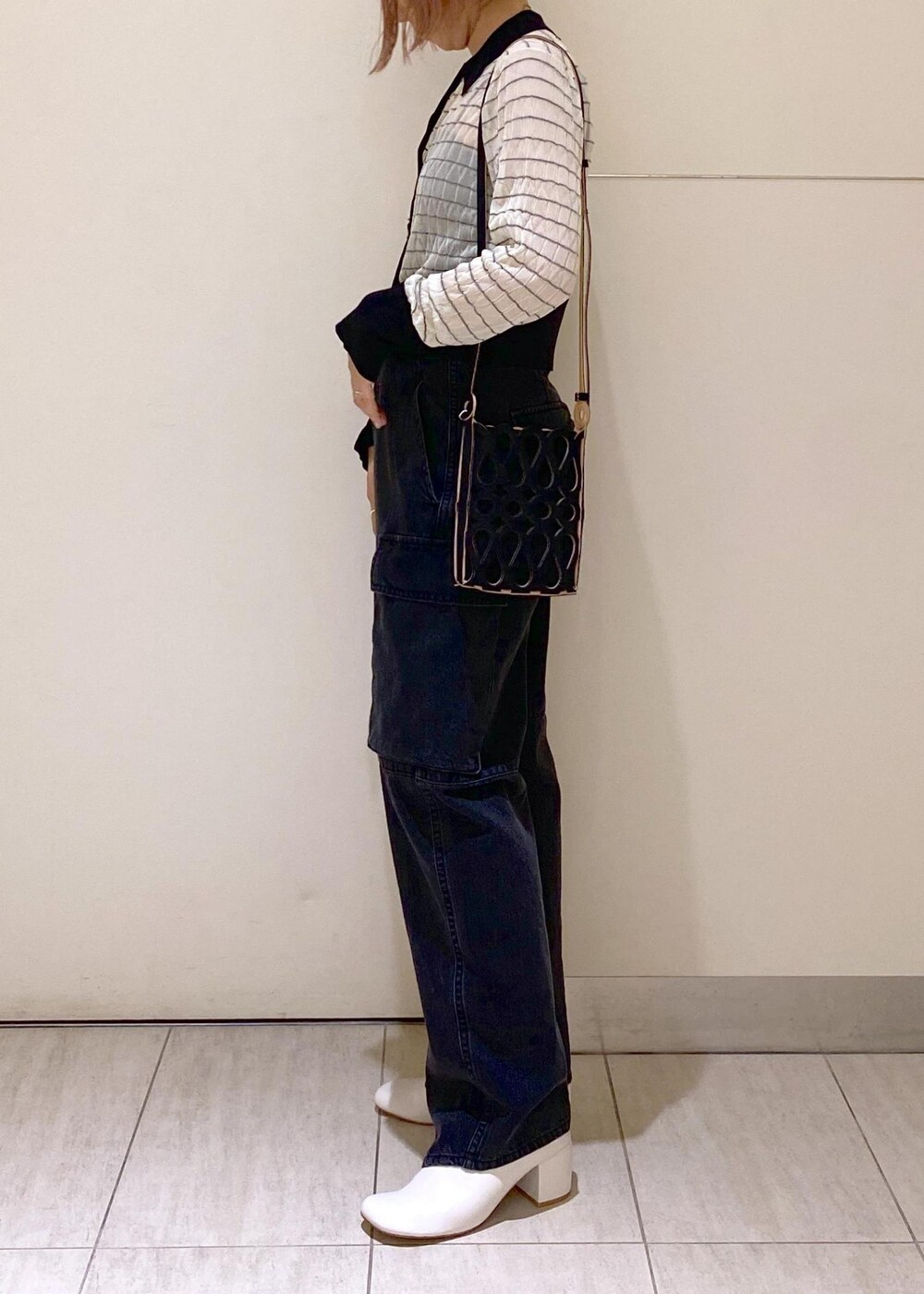 ホワイト系のその他シューズ、ブラック系のカーゴパンツ、ホワイト系のカーディガン/ボレロを着用したレディースの夏コーディネートの3枚目の写真