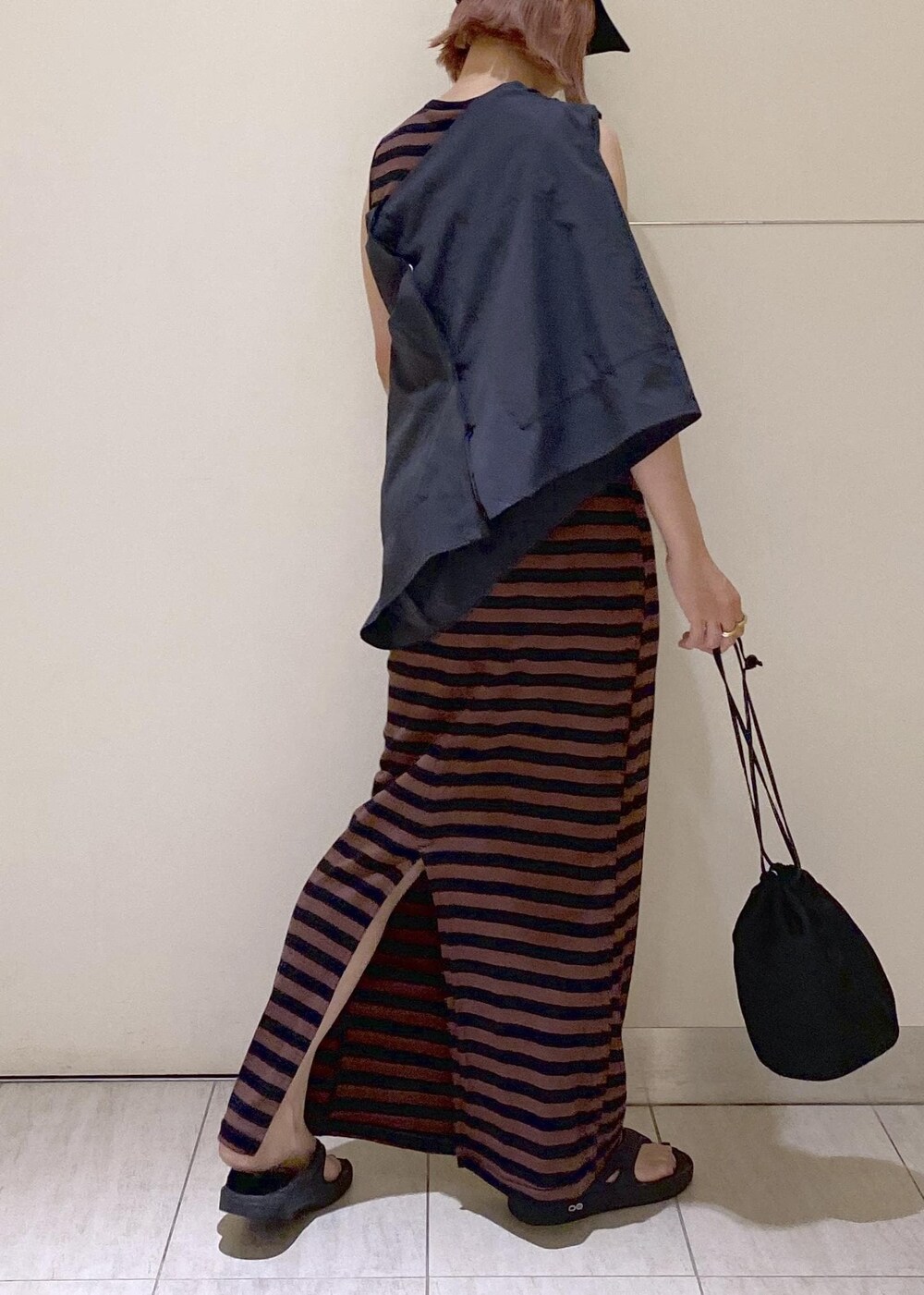 ブラック系のシャツ/ブラウス、ブラック系のショルダーバッグ、ブラウン系のタンクトップを着用したレディースの夏コーディネートの4枚目の写真